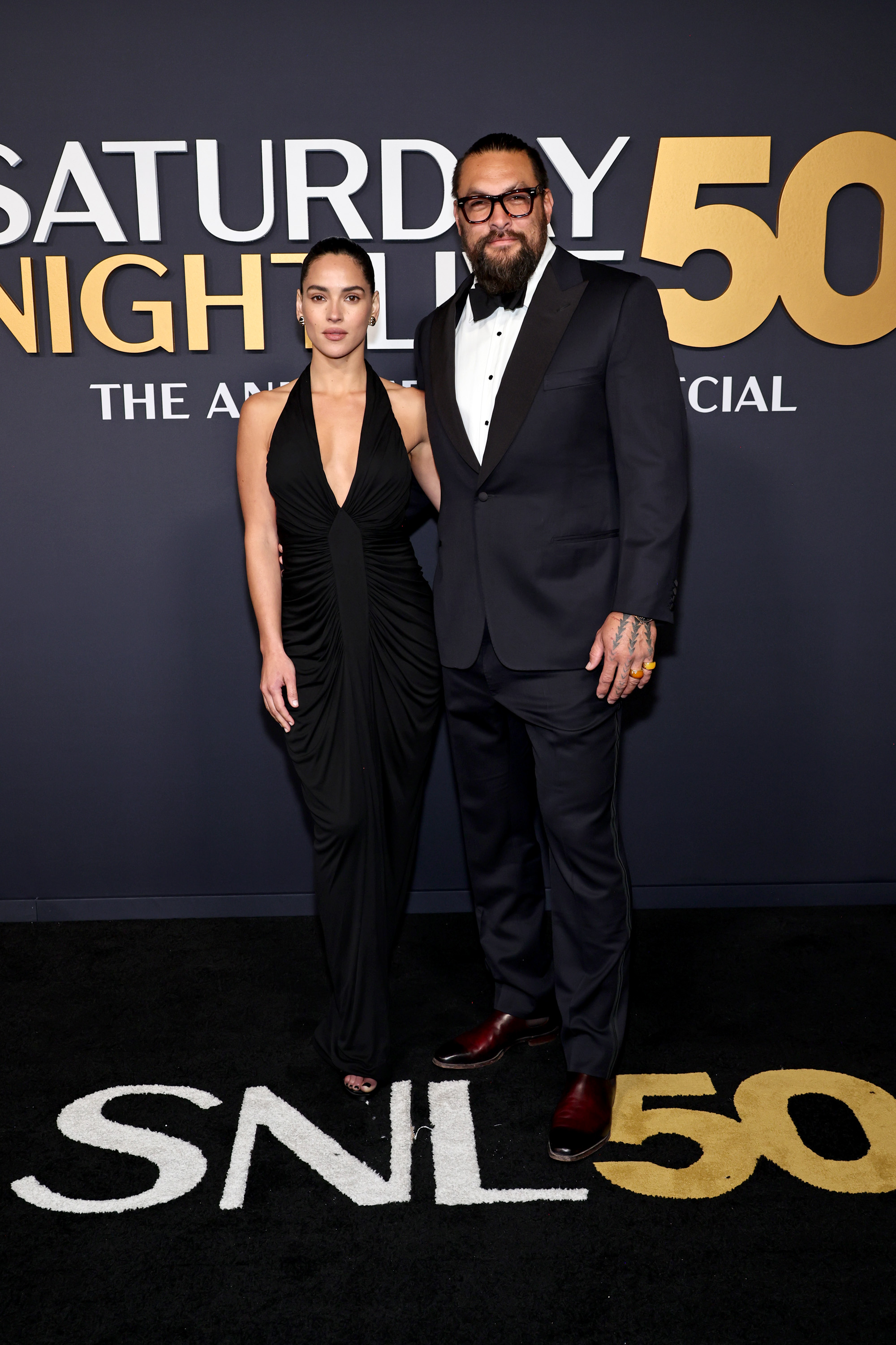 Adria Arjona und Jason Momoa sind bei „SNL50: The Anniversary Special“ zu sehen. | Quelle: Getty Images