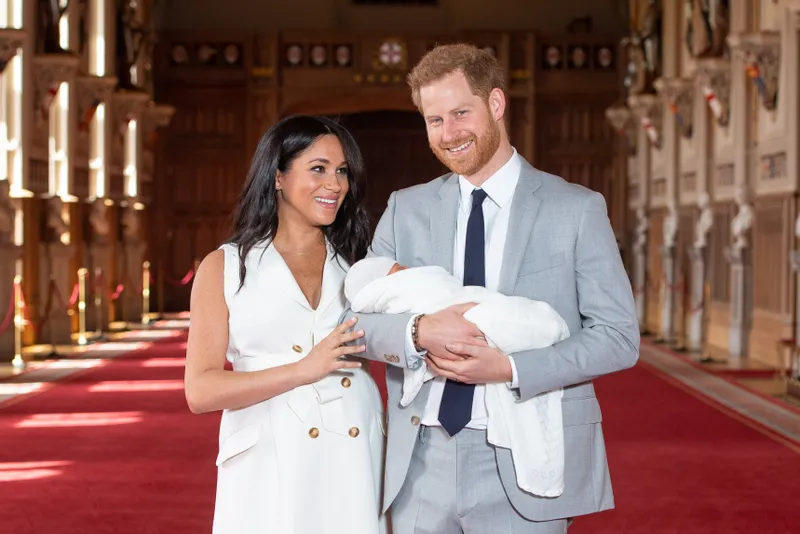 Prinz Harry und Meghan Markle posieren am 8. Mai 2019 mit ihrem Sohn Archie Harrison Mountbatten-Windsor im Windsor Castle in Windsor, England. I Quelle: Getty Images