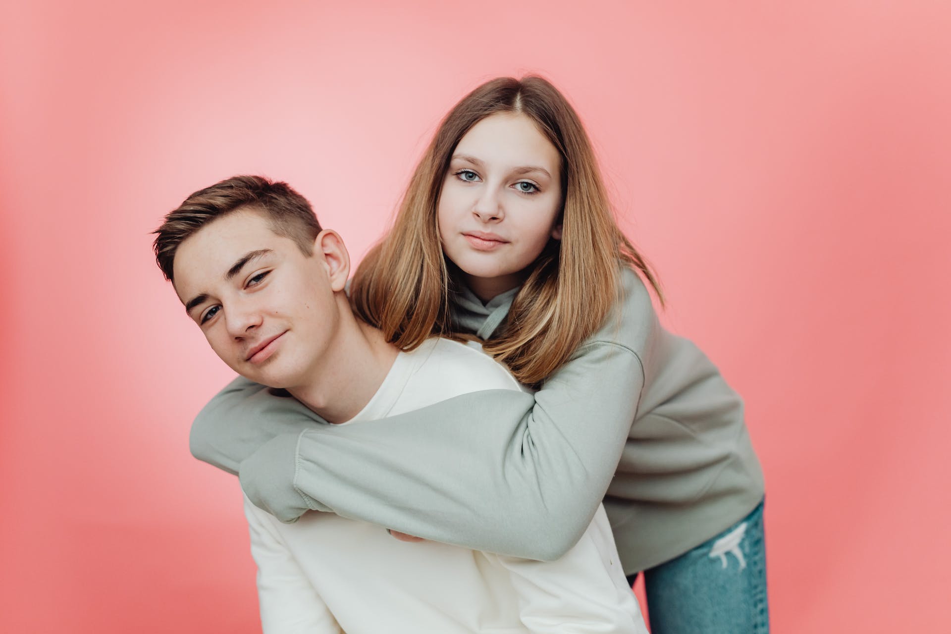 Zwei Teenager-Geschwister, die sich umarmen | Quelle: Pexels