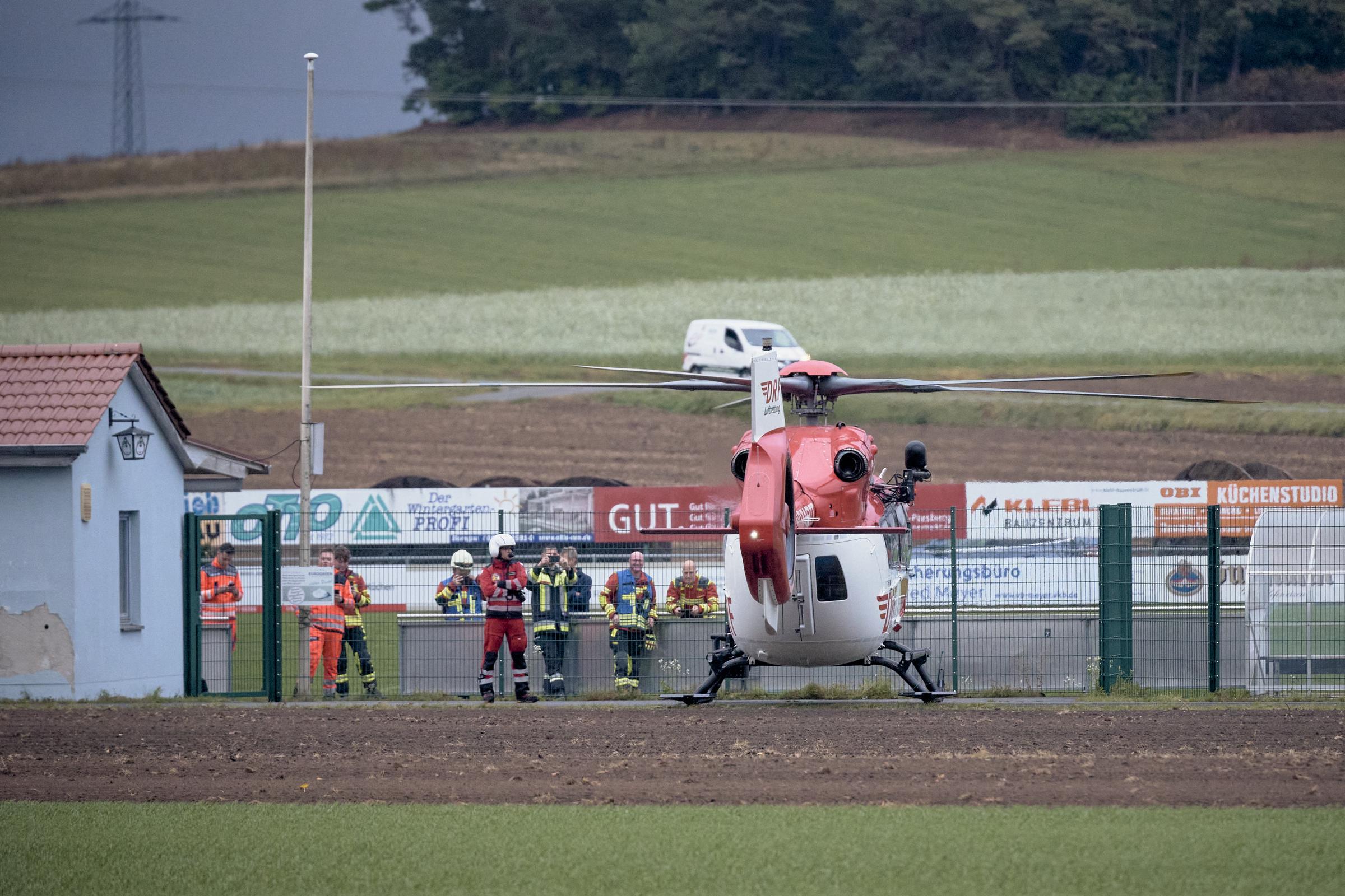 Neben einem Sportplatz in Berngau (Landkreis Neumarkt in der Oberpfalz) steht ein Rettungshubschrauber. | Quelle: Getty Images
