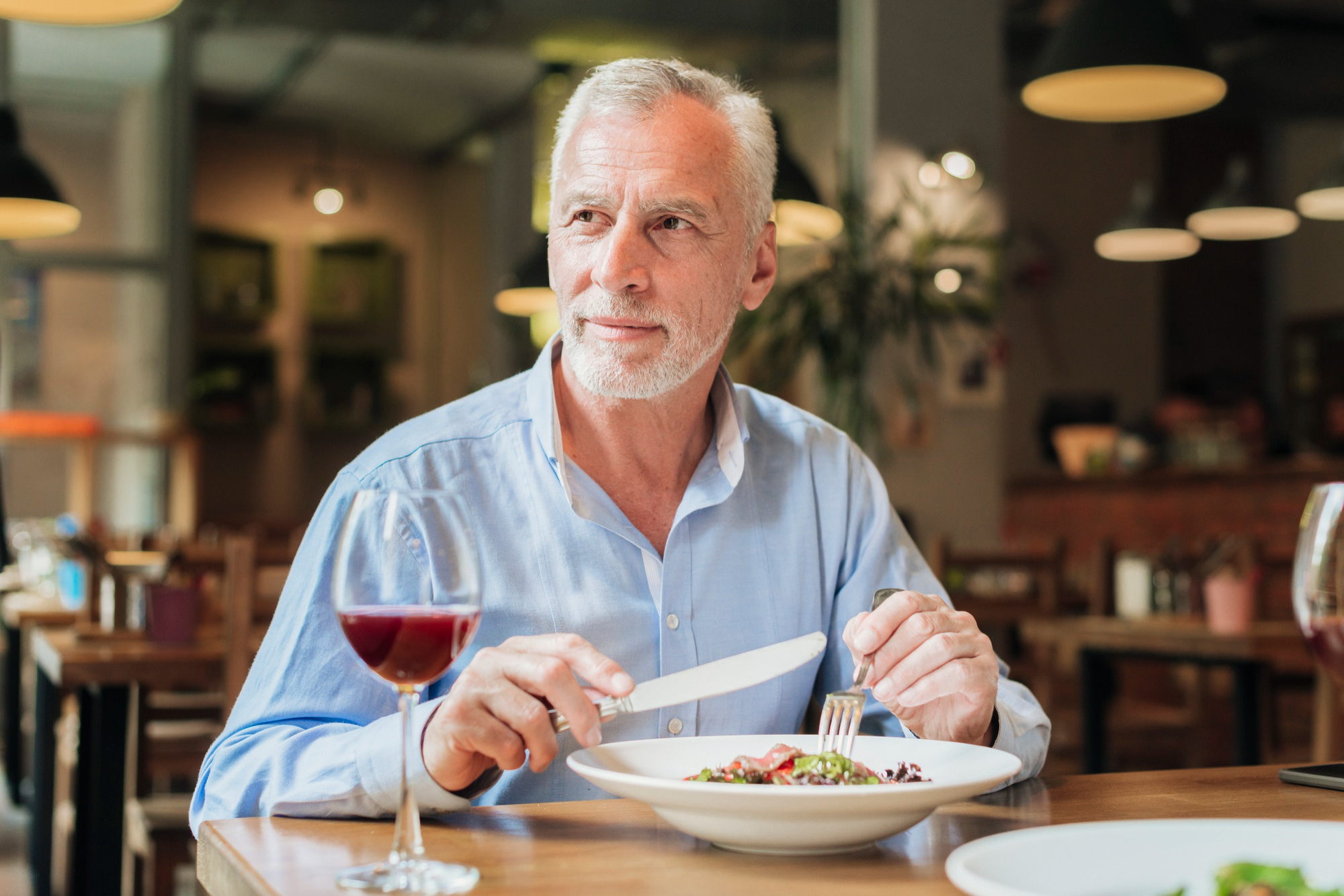 Ein Mann beim Essen in einem Restaurant | Quelle: Freepik