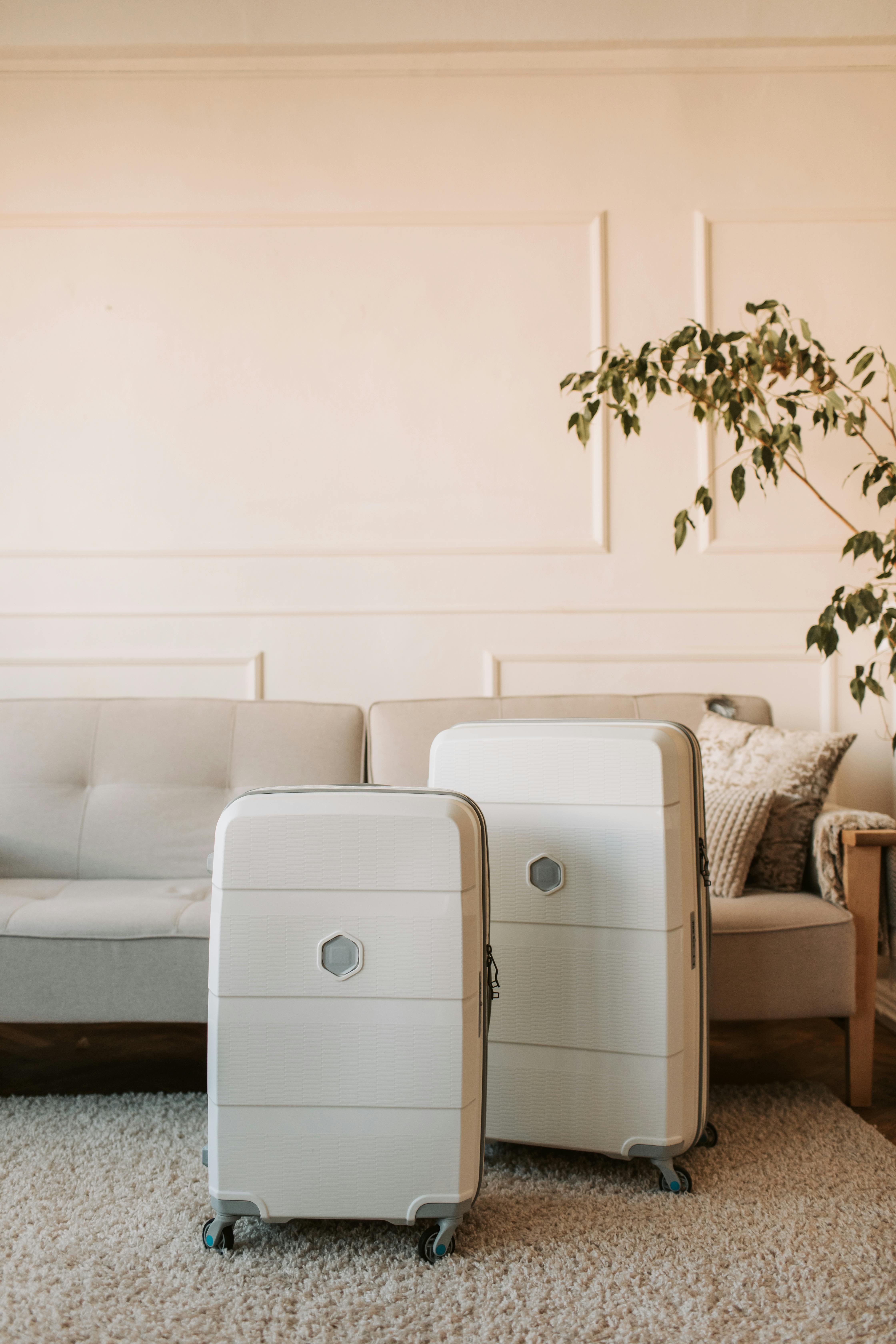 Koffer in einem Wohnzimmer | Quelle: Pexels