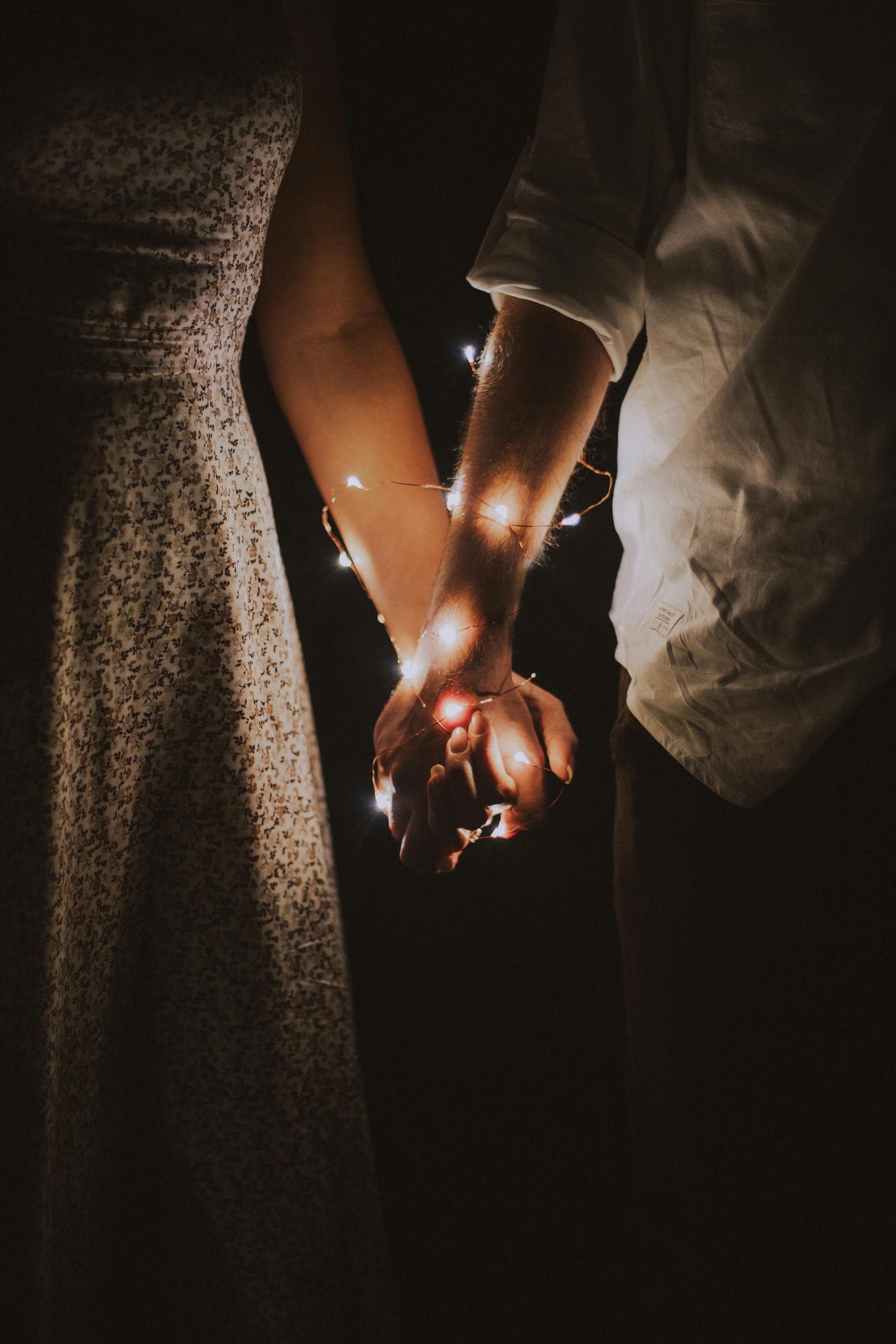 Ein Mann und eine Frau halten sich an den Händen | Quelle: Pexels