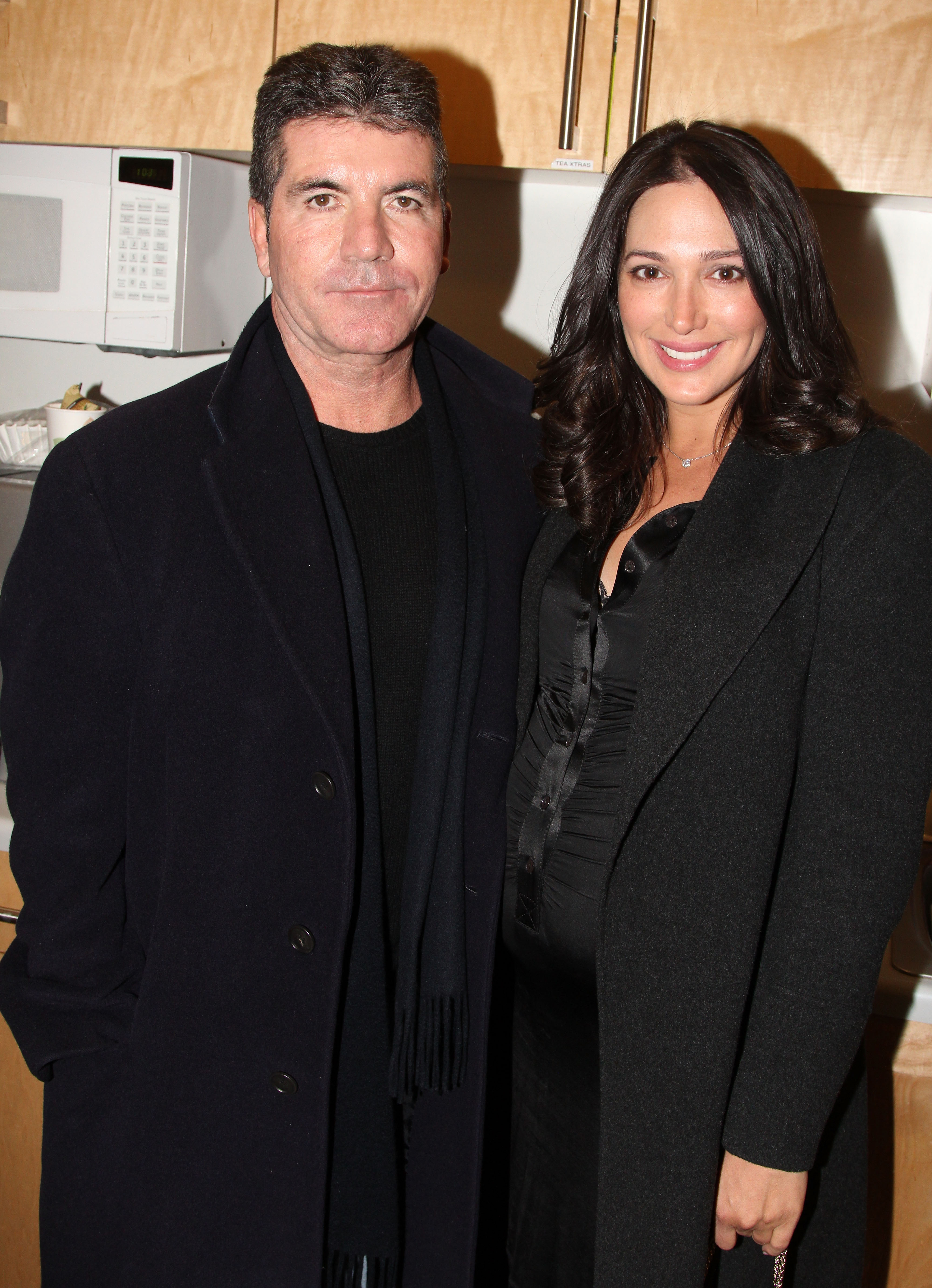 Simon Cowell und eine schwangere Lauren Silverman am 25. Januar 2014 | Quelle: Getty Images