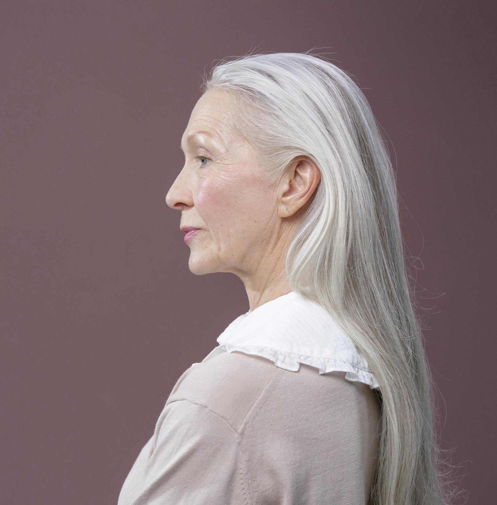 Eine streng dreinblickende Frau | Quelle: Pexels