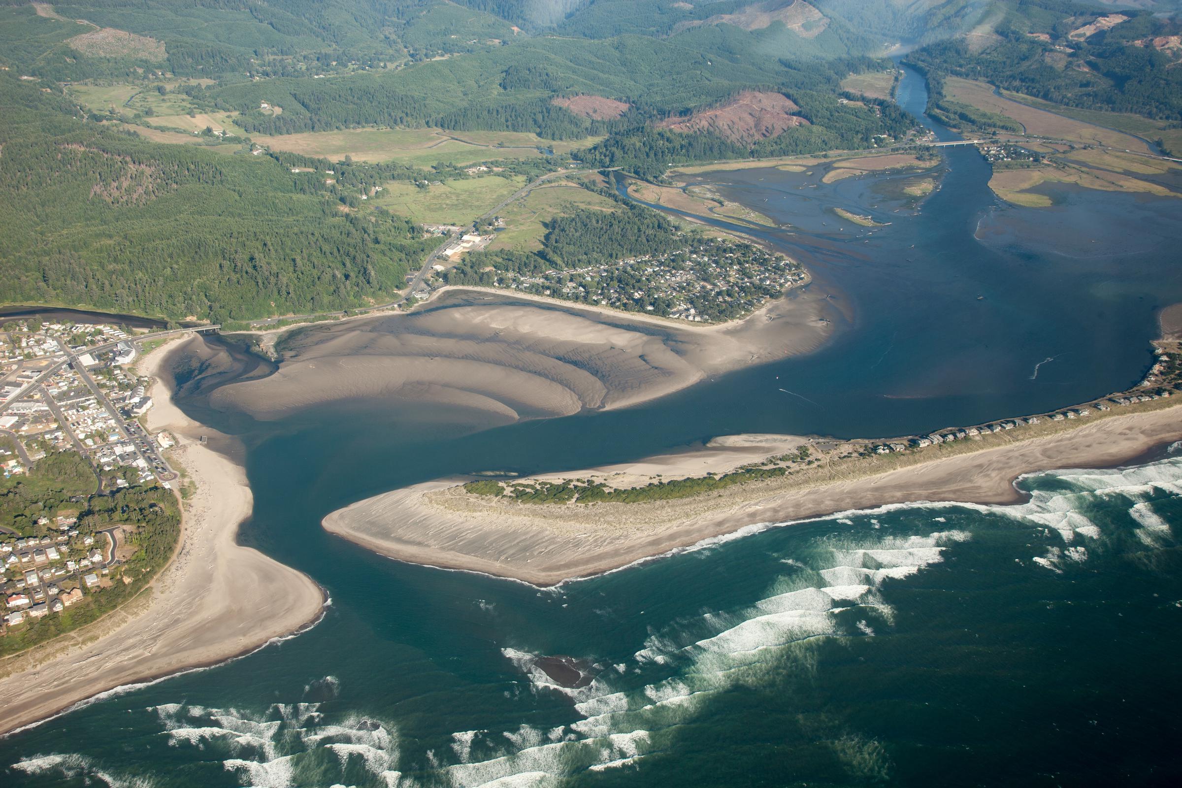 Luftaufnahme der Siletz Bay Mündung in Oregon mit dem Siletz River im Hintergrund am 23. Juli 2010 | Quelle: Getty Images