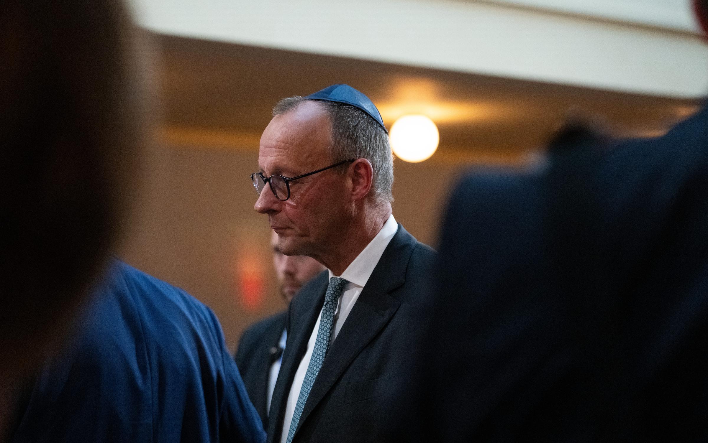 Bundeskanzler Friedrich Merz (CDU) nimmt am 15. September 2025 an einer Feierstunde anlässlich der Restaurierung der Synagoge in der Reichenbachstraße teil | Quelle: Getty Images