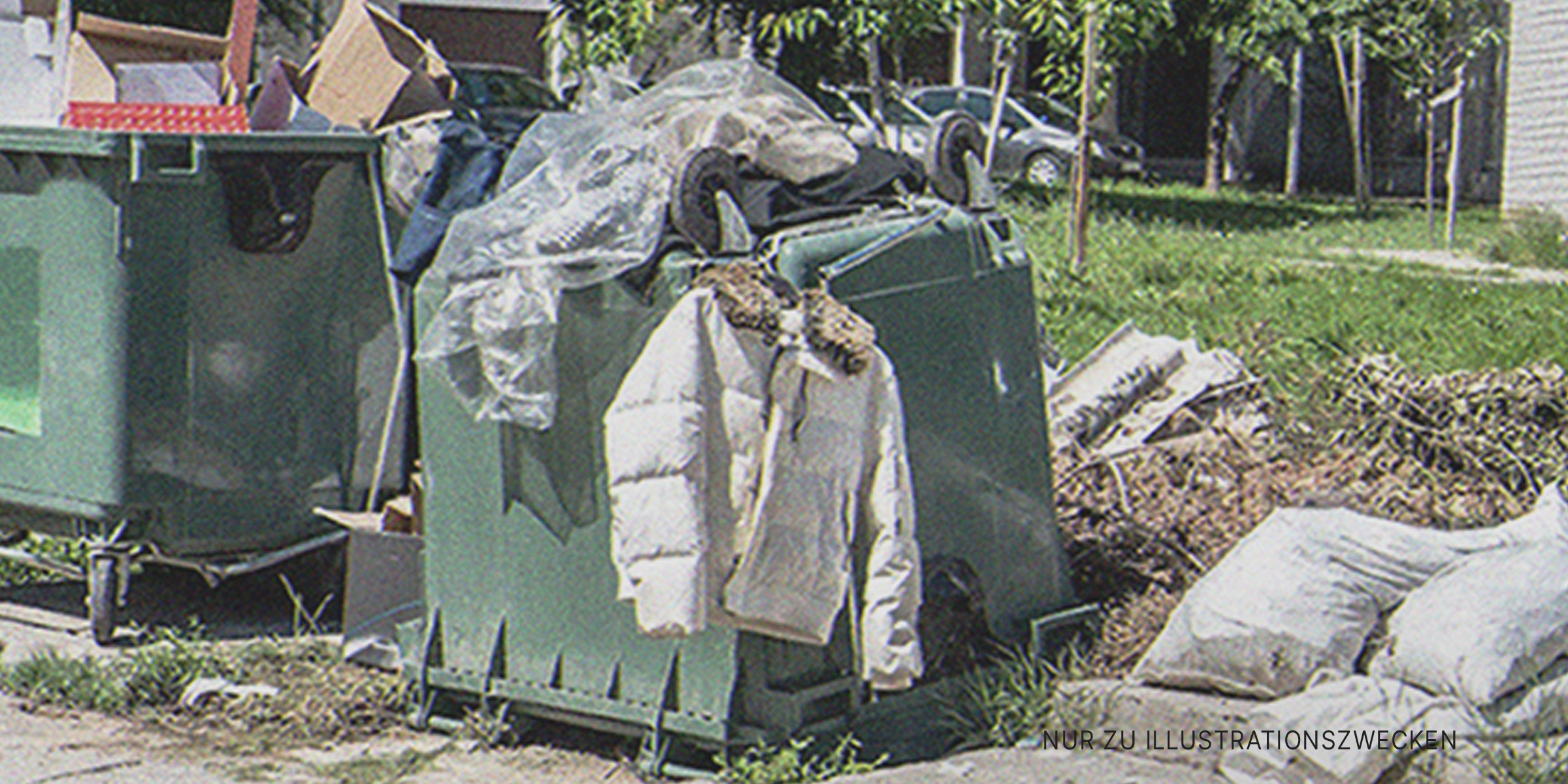 Alte Jacke auf Müllcontainer | Quelle: Shutterstock