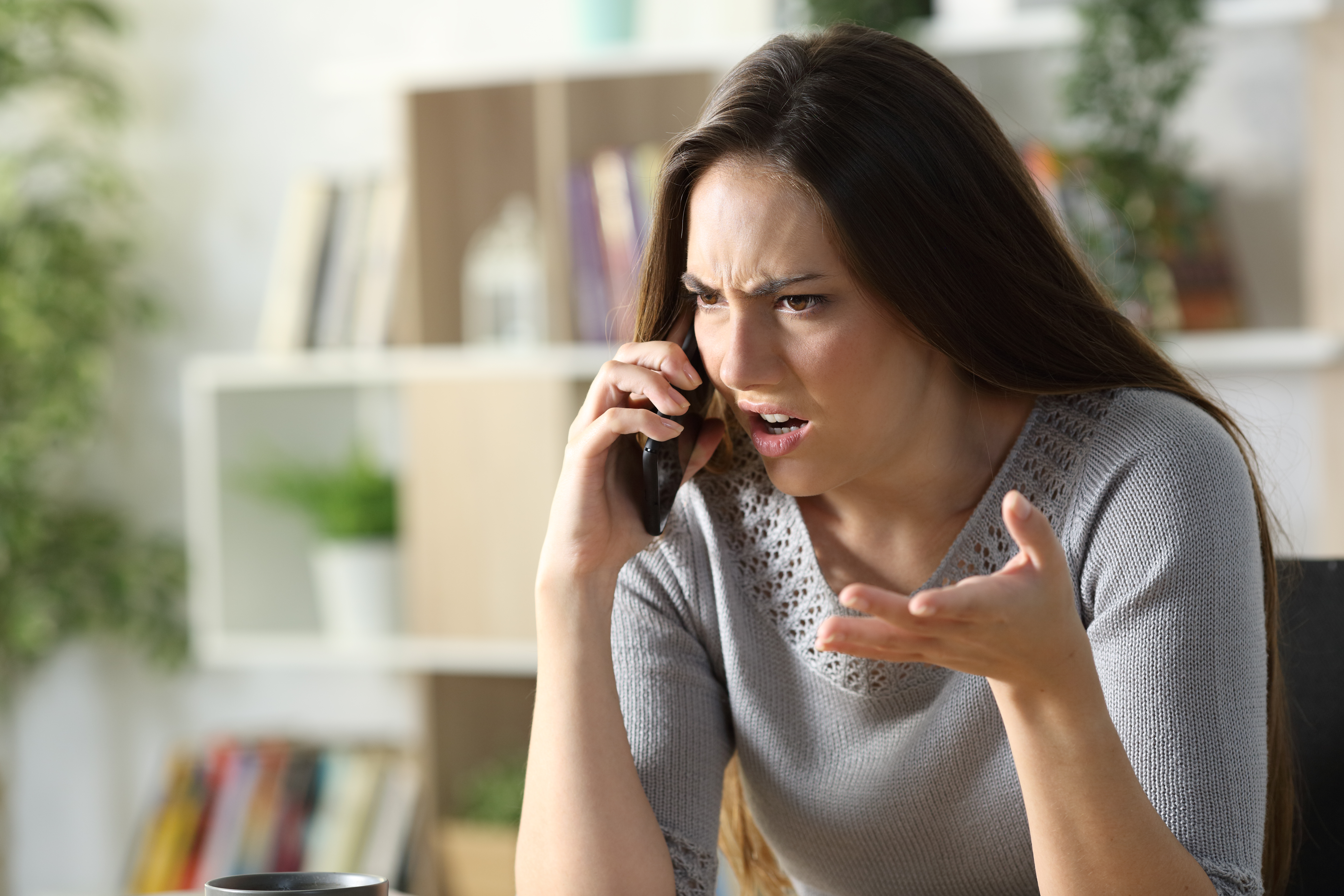 Eine Frau streitet sich am Telefon | Quelle: Getty Images