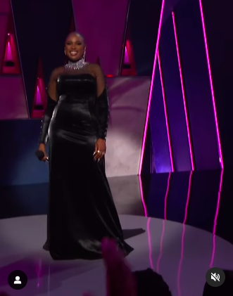 Jennifer Hudson begrüßt Mariah Carey auf der Bühne bei den AMAs 50th Anniversary Special, gepostet am 7. Oktober 2024 | Quelle: Instagram/amas und iamjhud