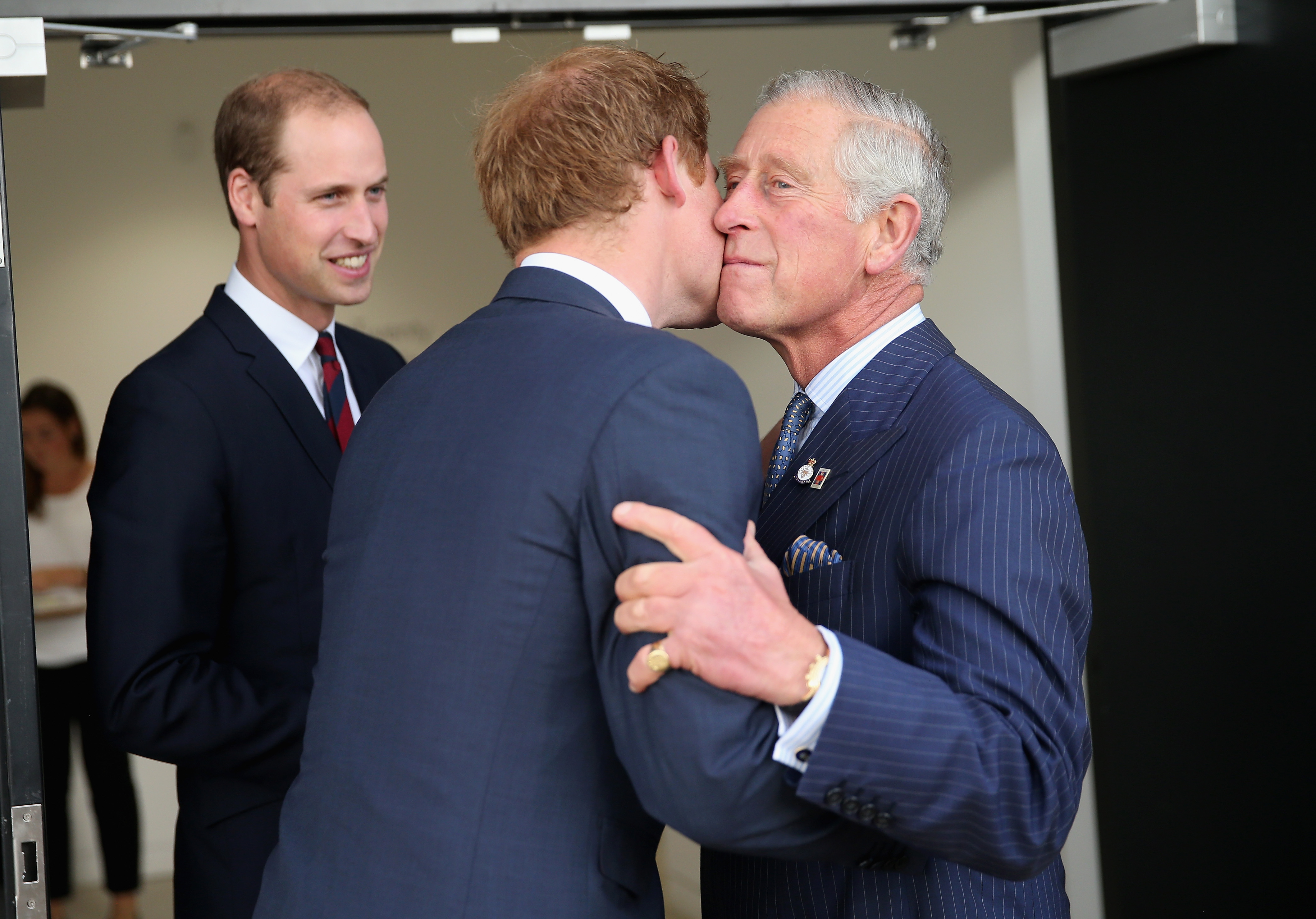 Prinz Harry, Prinz William und König Charles III. bei der Eröffnungszeremonie der Invictus Games 2014 | Quelle: Getty Images