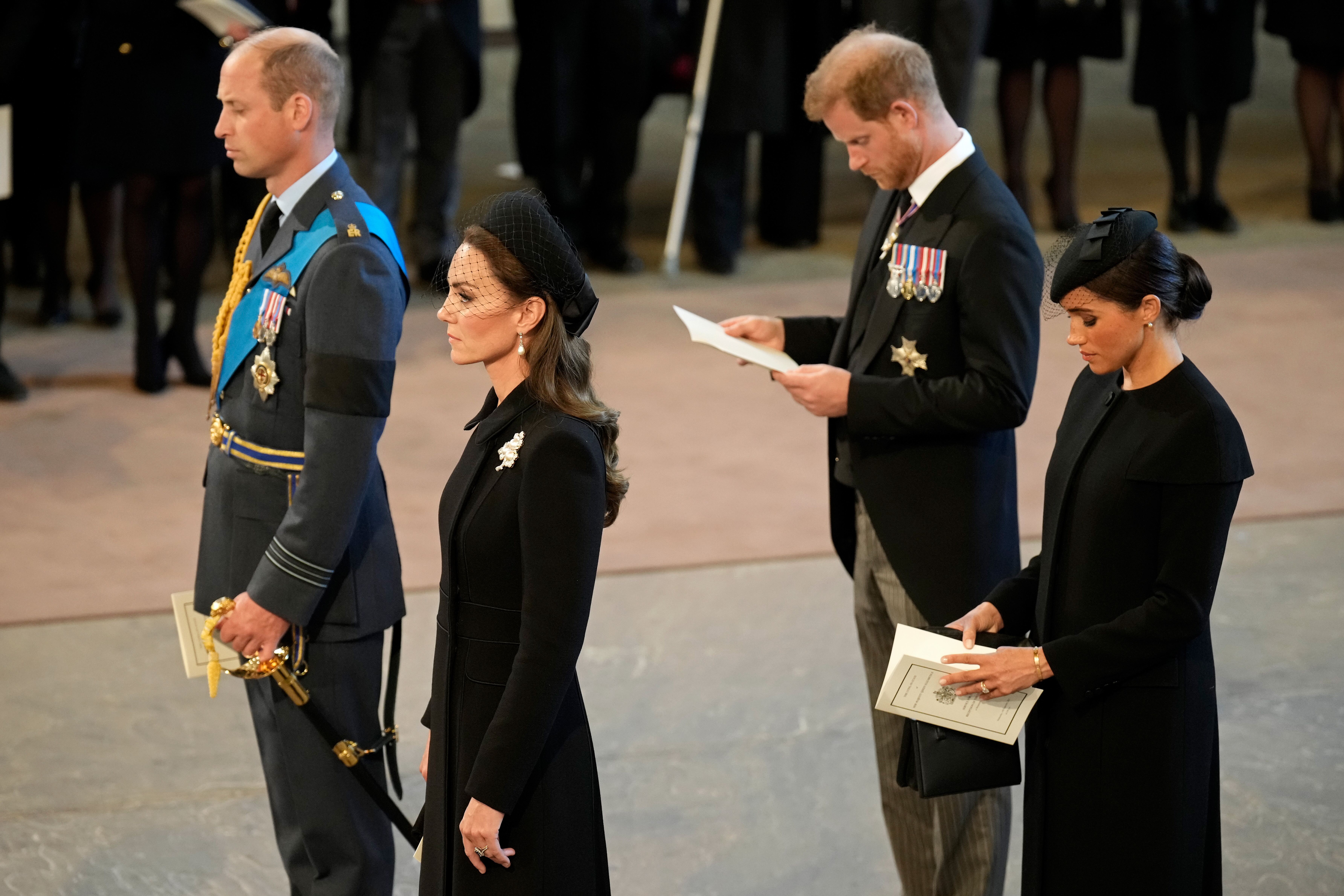 Prinz William, Prinzessin Catherine, Meghan Markle und Prinz Harry bei der Aufbahrung von Königin Elizabeth II. am 14. September 2022 in London, England | Quelle: Getty Images