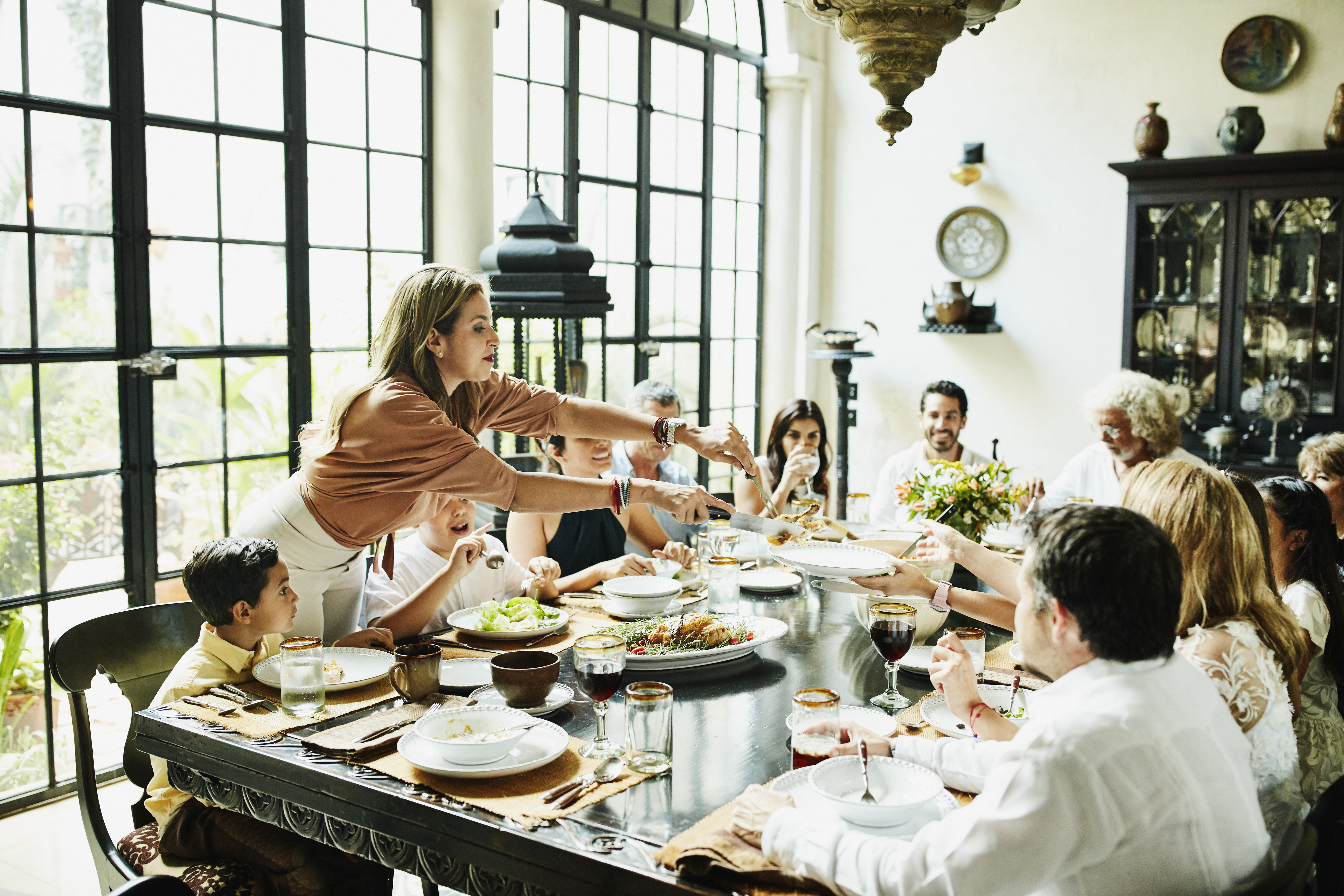Eine Familie versammelt sich um einen Esstisch | Quelle: Getty Images