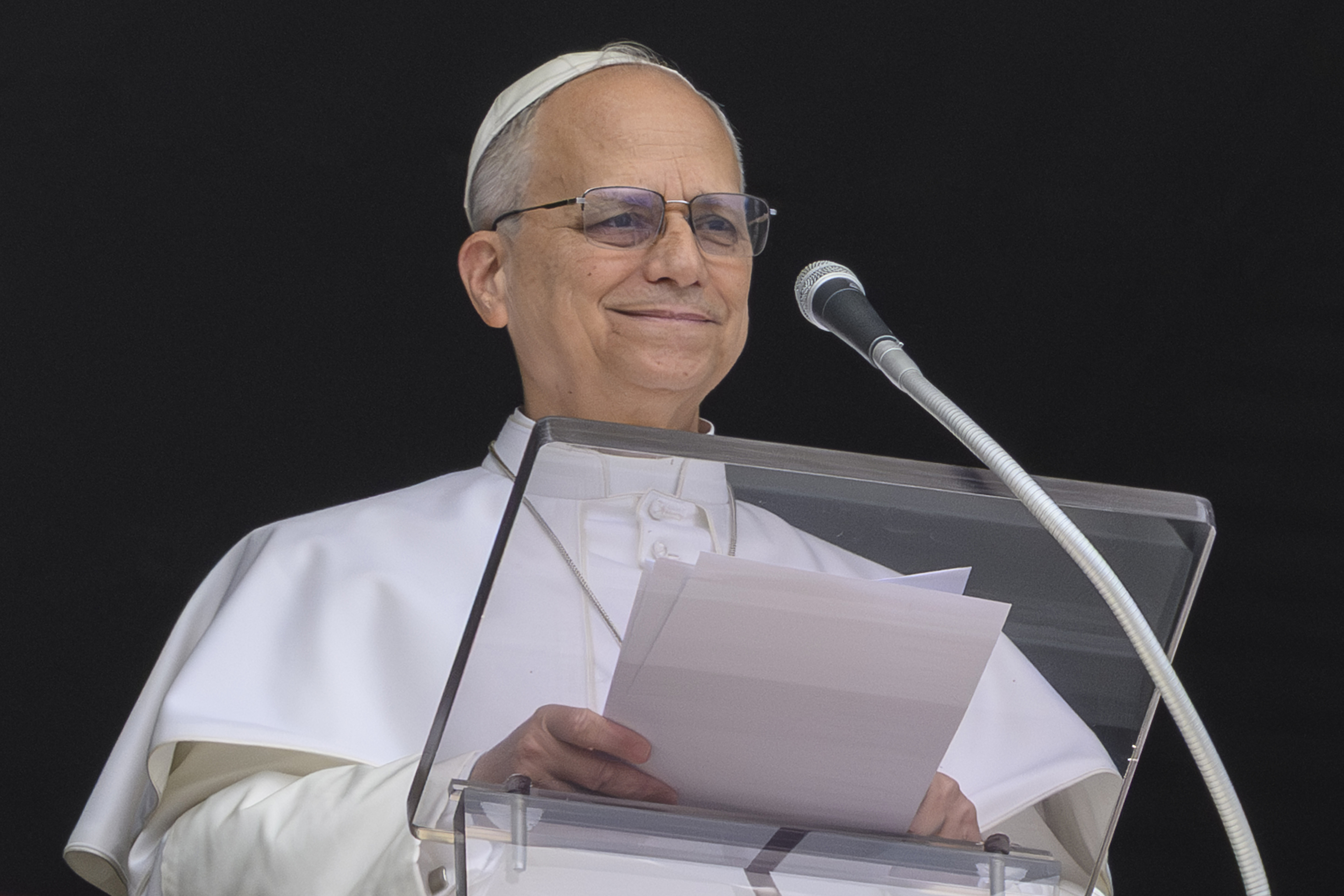 Papst Leo XIV. spricht am 12. April 2026 in der Vatikanstadt zu den Gläubigen, die sich auf dem Petersplatz zum „Regina Caeli“ versammelt haben | Quelle: Getty Images
