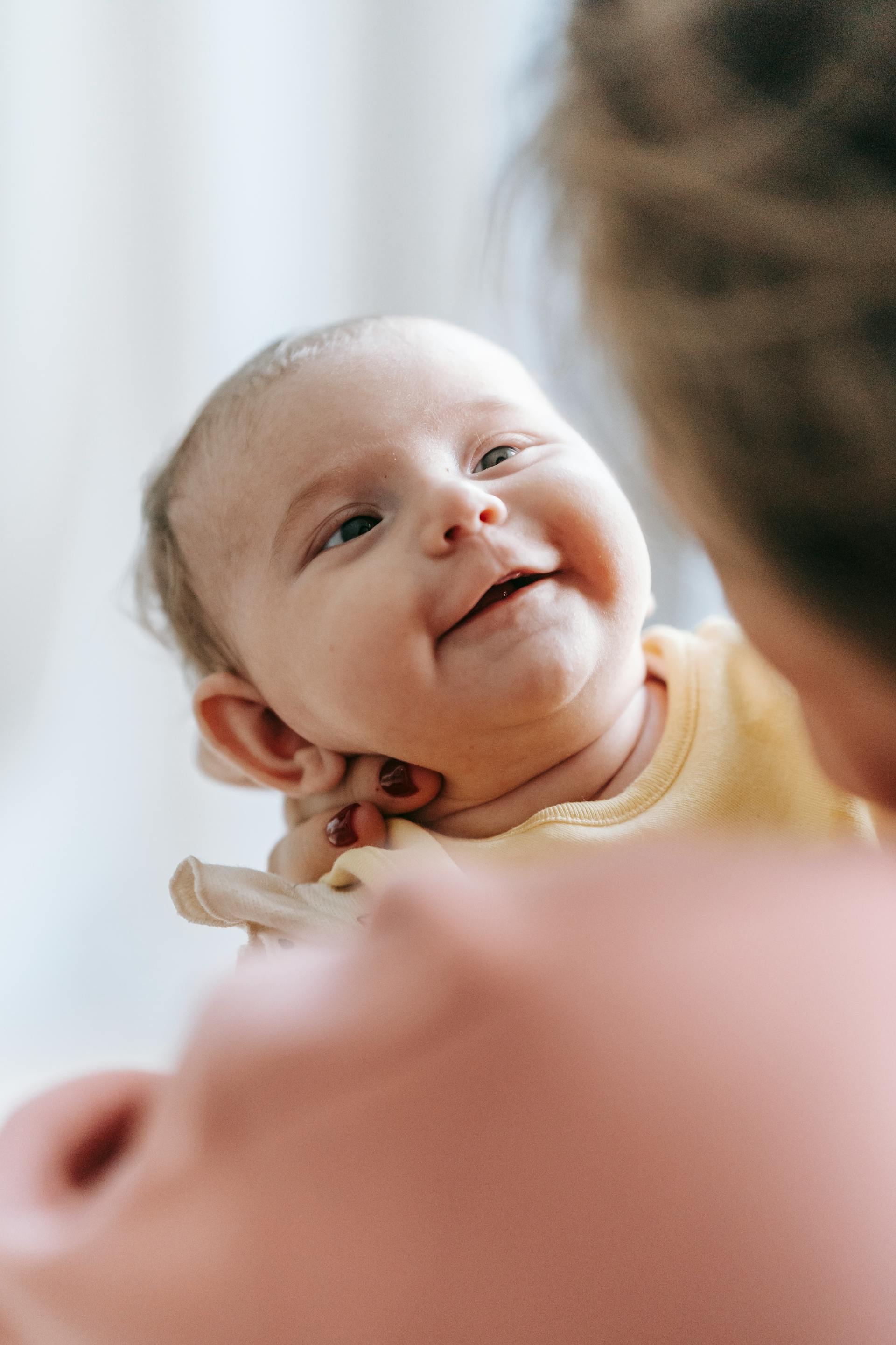 Eine Frau, die ihr Baby hält | Quelle: Pexels