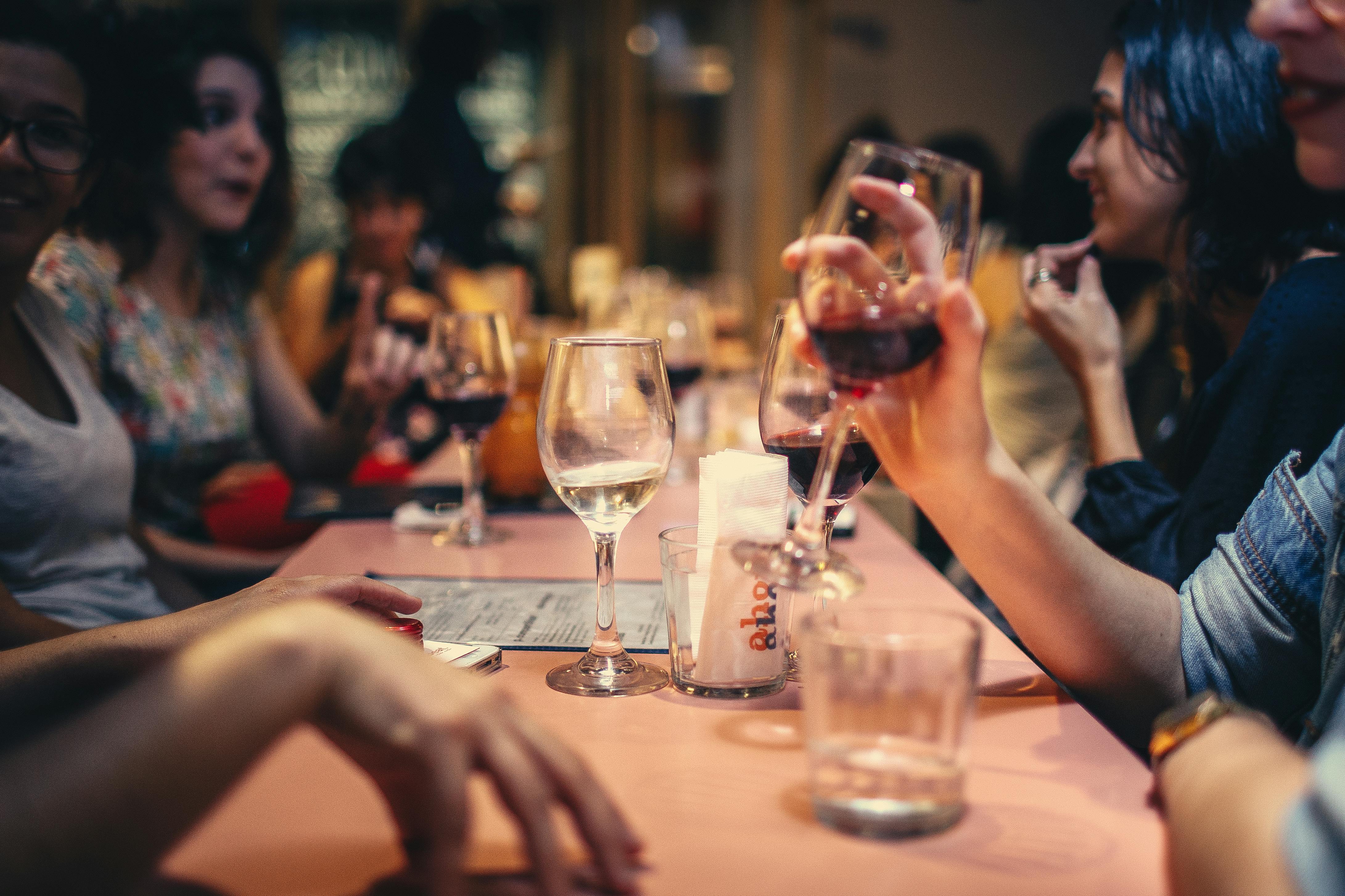 Eine Gruppe von Menschen bei einem Drink in einem Restaurant | Quelle: Pexels