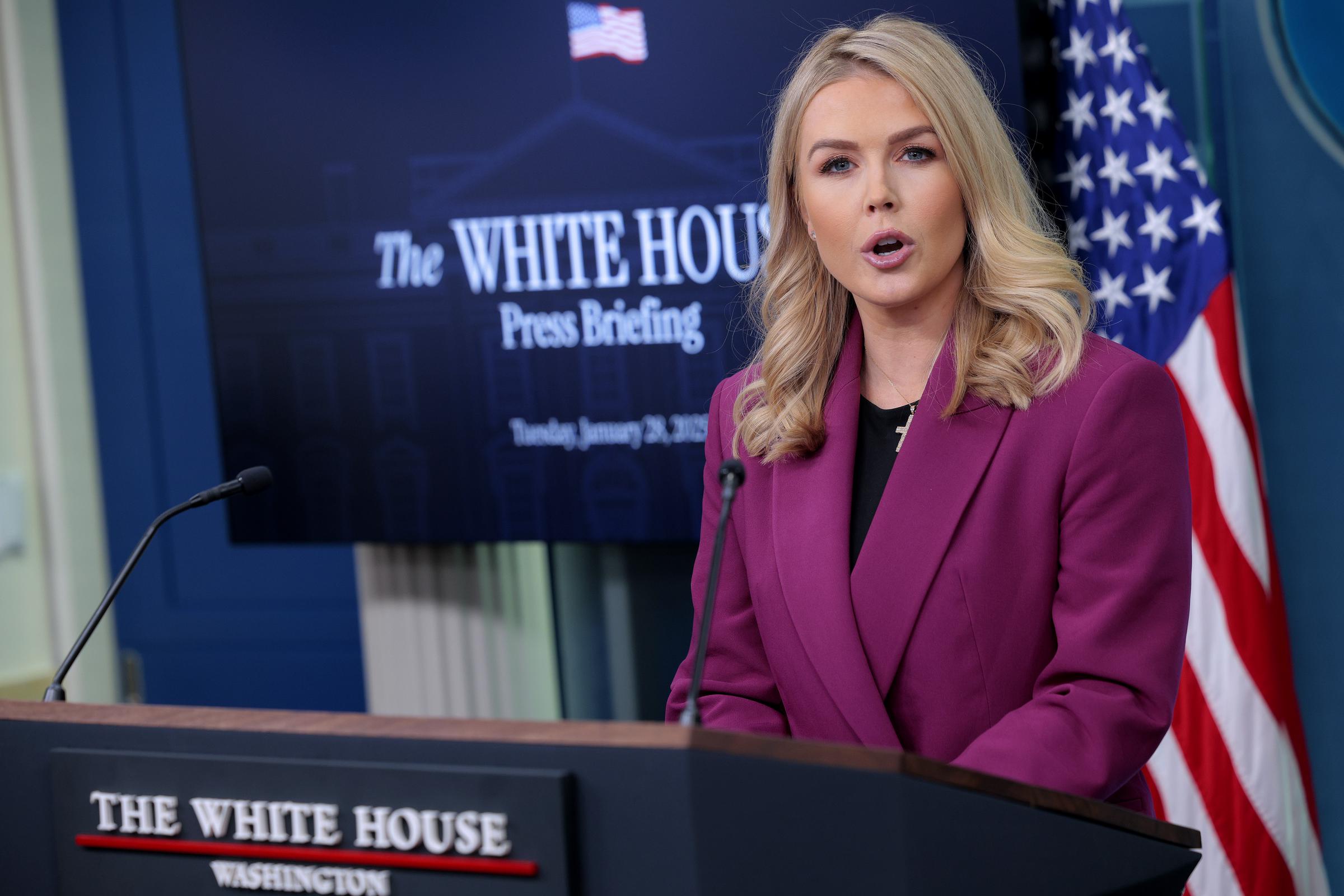 Die Pressesprecherin des Weißen Hauses, Karoline Leavitt, bei ihrer ersten Pressekonferenz in der zweiten Amtszeit von Donald Trump in Washington, D.C., am 28. Januar 2025. | Quelle: Getty Images