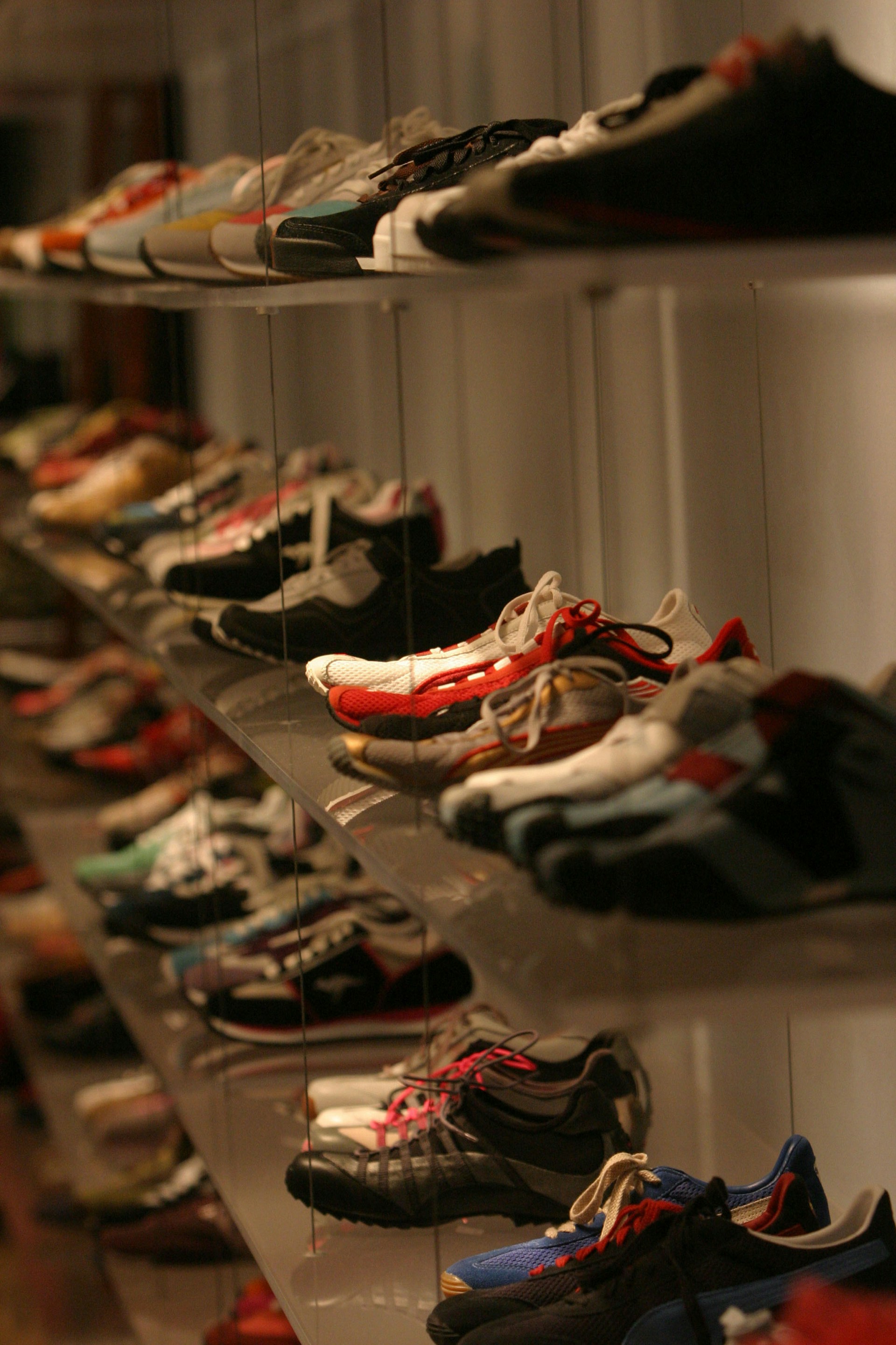 Eine Sammlung von Schuhen in einem Regal | Quelle: Unsplash