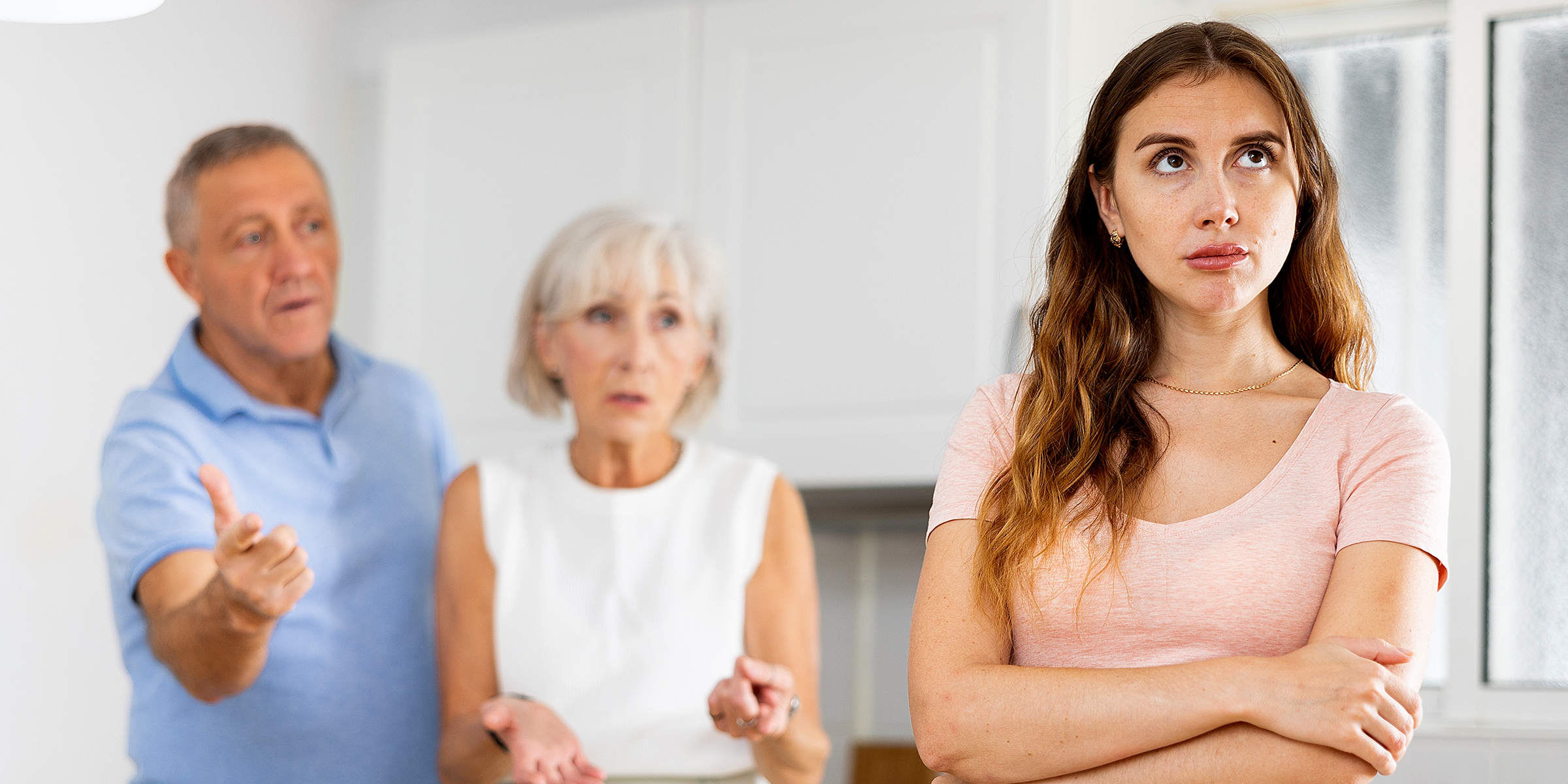 Ein älteres Paar im Gespräch mit seiner jungen Tochter | Quelle: Shutterstock