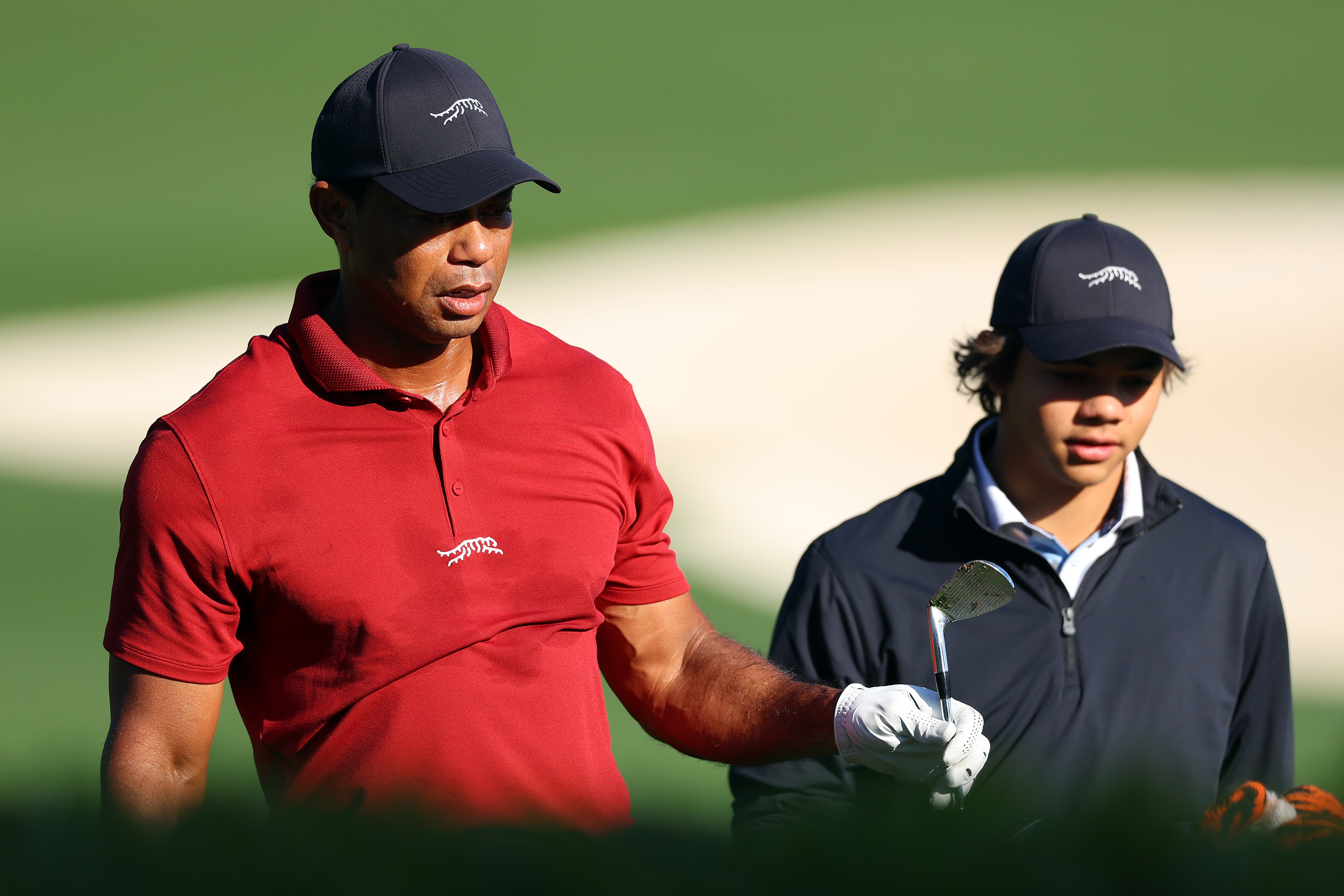 Tiger Woods wärmt sich mit Charlie Woods auf dem Übungsplatz während der letzten Runde des Masters-Turniers 2024 im Augusta National Golf Club in Georgia am 14. April 2024 auf. | Quelle: Getty Images