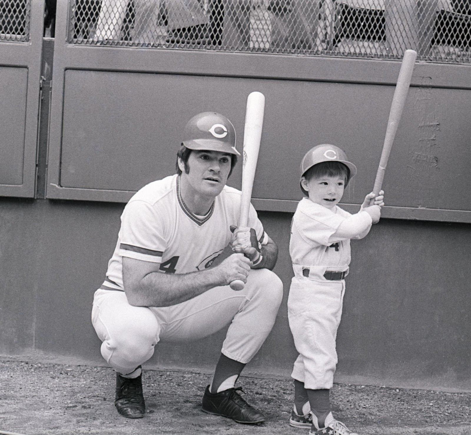 Pete Rose und Pete Rose Jr. im Riverfront Stadium, etwa in den 1970er Jahren. | Quelle: Getty Images