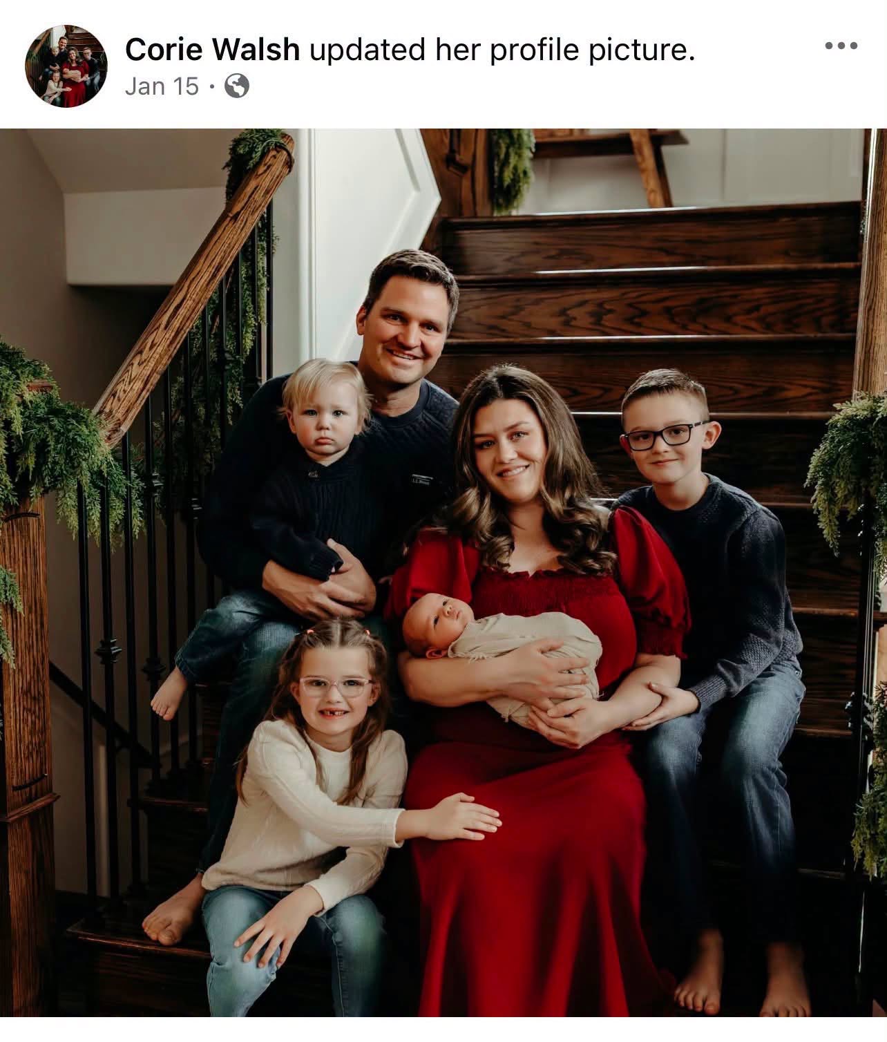 Corie Walsh und ihre Familie auf einem Facebook-Profilfoto, das sie am 15. Januar gepostet hat. | Quelle: Facebook/ Never Summoned