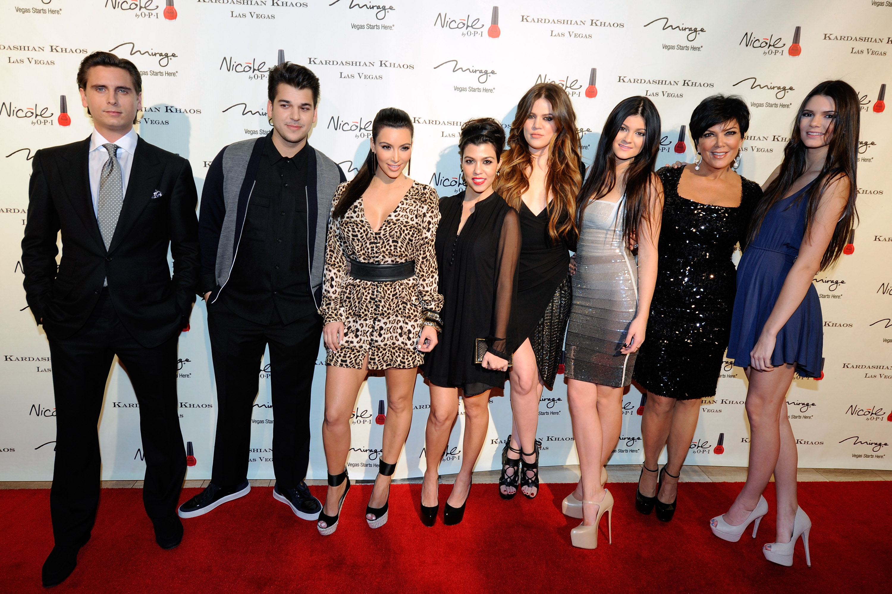 Rob Kardashian posiert 2011 bei einer „Kardashian Khaos“-Veranstaltung in Las Vegas neben Scott Disick, Kim, Kourtney, Khloé, Kylie, Kendall und Kris Jenner. Das Foto zeigt eine Zeit, in der Rob regelmäßig mit seiner ganzen Familie auf dem roten Teppich zu sehen war – Jahre bevor er begann, öffentliche Auftritte zu meiden. | Quelle: Getty Images.