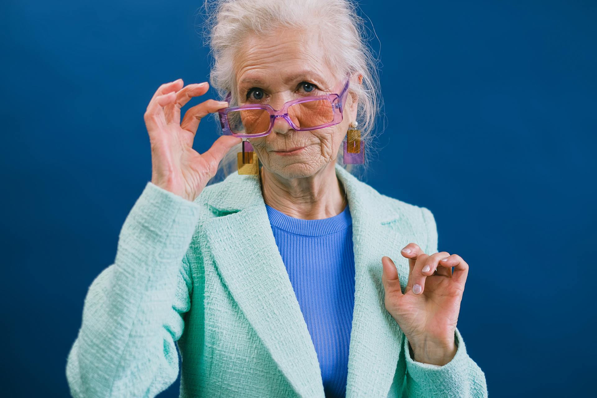 Eine Frau, die über ihre Brille blickt | Quelle: Pexels