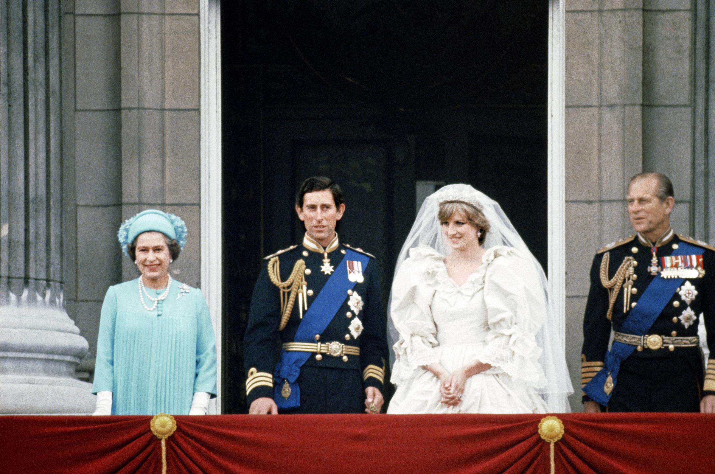 Königin Elisabeth II., Prinz Charles, Lady Diana Spencer und Prinz Philip auf dem Balkon des Buckingham Palace am 29. Juli 1981 in London, England. | Quelle: Getty Images