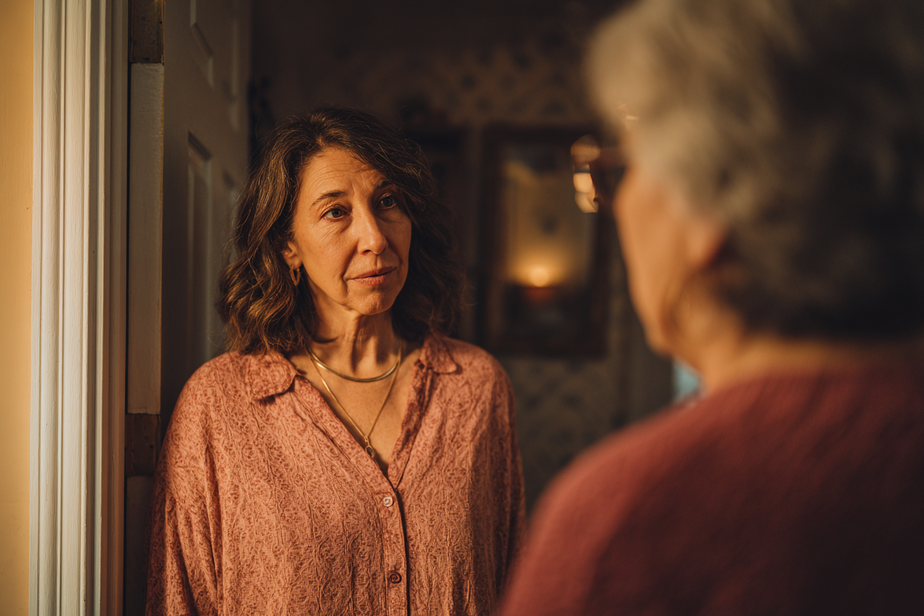 Eine Frau im Gespräch mit ihrer Mutter | Quelle: Midjourney