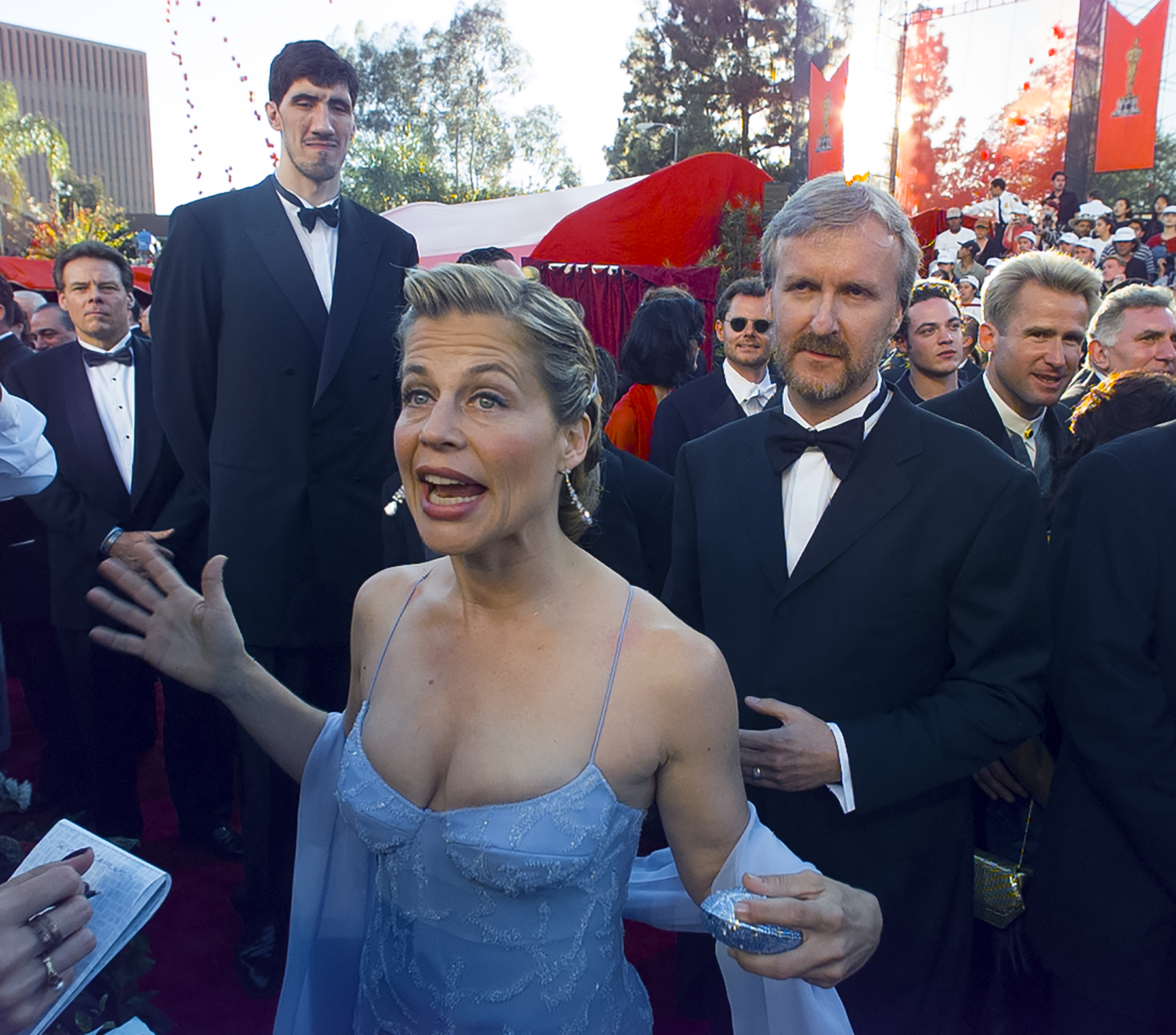 Linda Hamilton und James Cameron bei der Oscar-Verleihung am 29. März 1998 in Los Angeles, Kalifornien. | Quelle: Getty Images