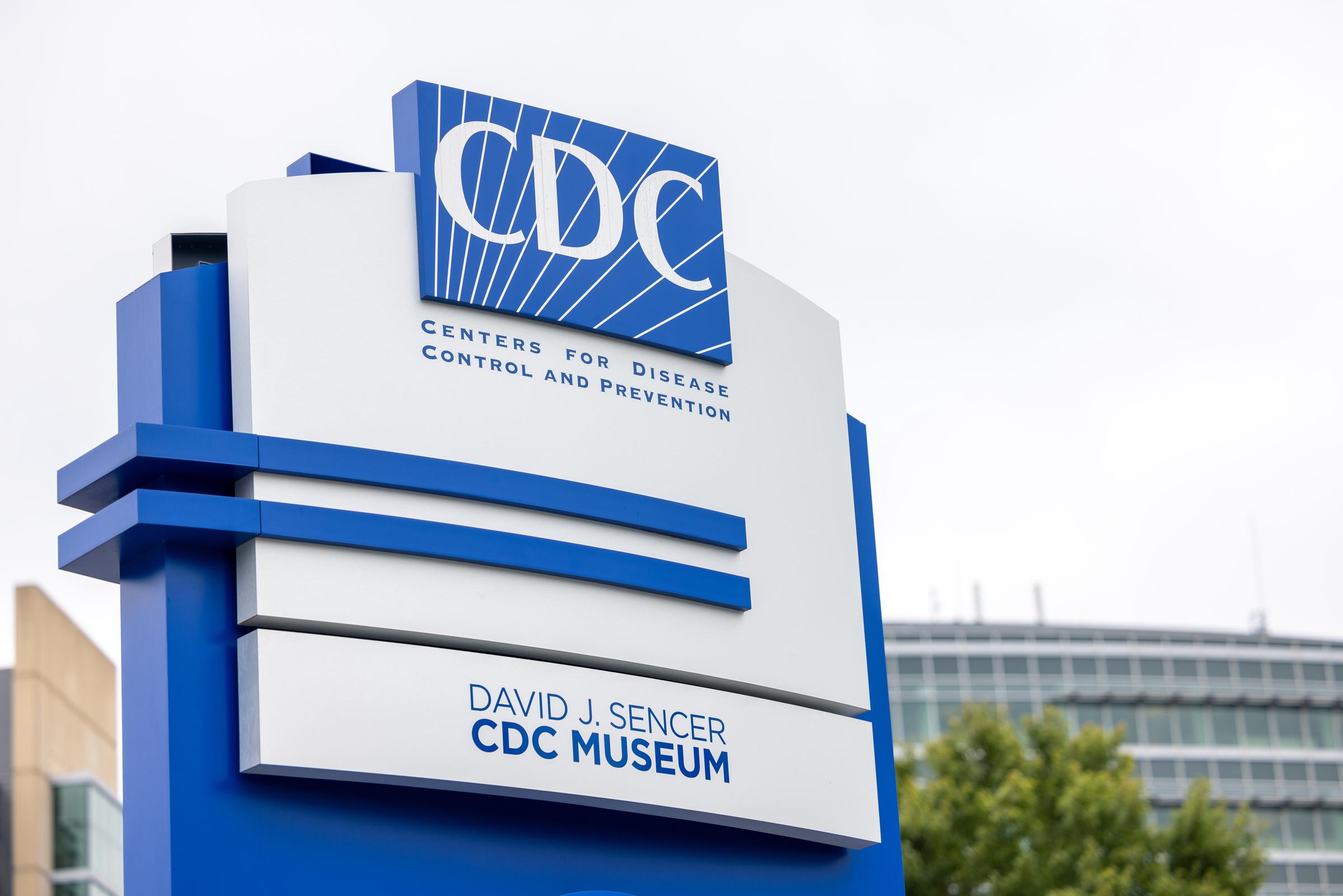 Das Schild der Zentrale des Center for Disease Control (CDC) in Atlanta, Georgia, am 6. August 2022. | Quelle: Getty Images