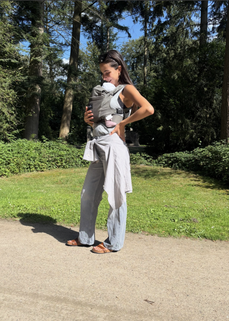 Lea Wagner mit ihrem Baby im Tragetuch | Quelle: Instagram/https://www.instagram.com/p/DbXzEexDXwK/