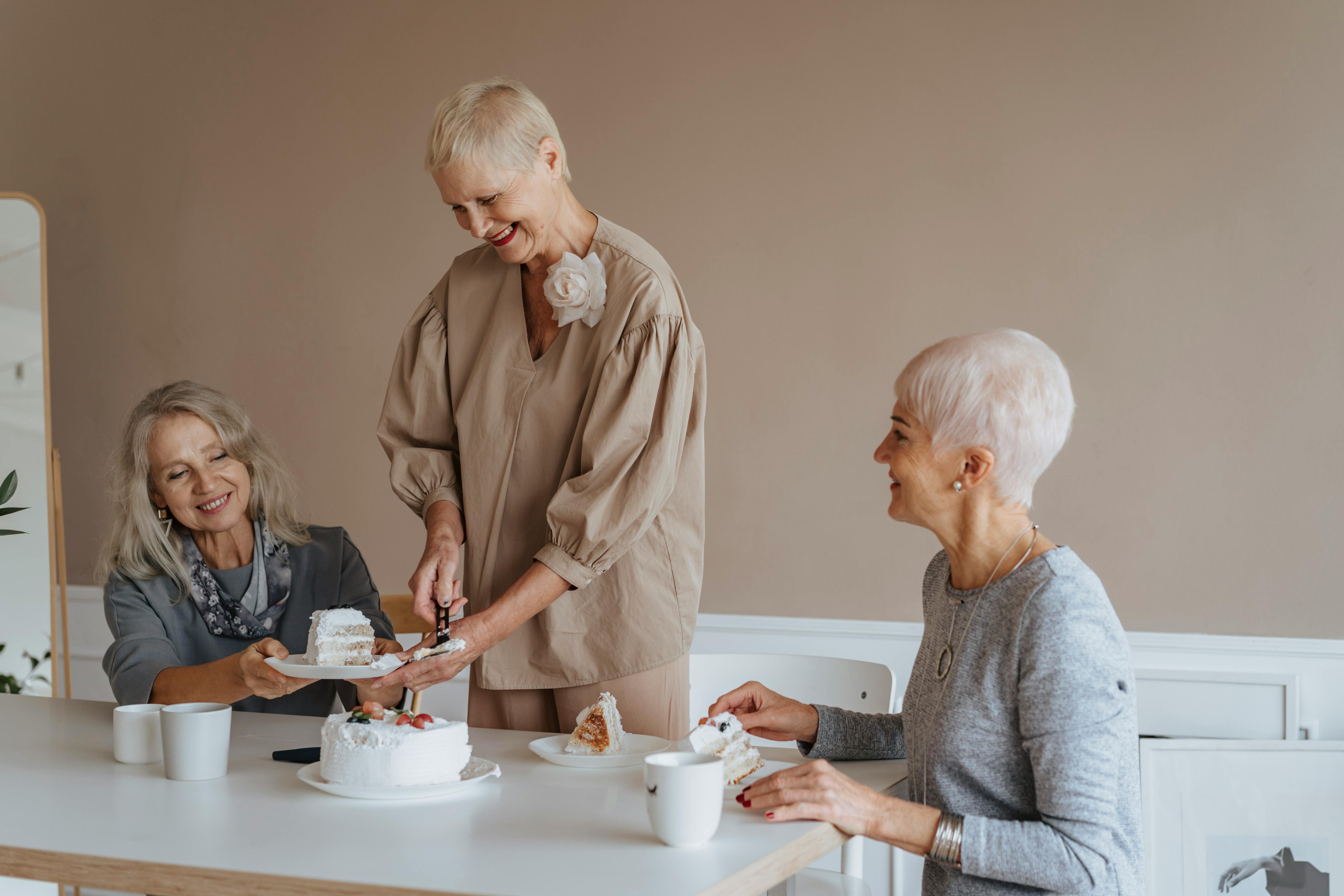 Ältere Frauen, die Kuchen und Tee genießen | Quelle: Pexels