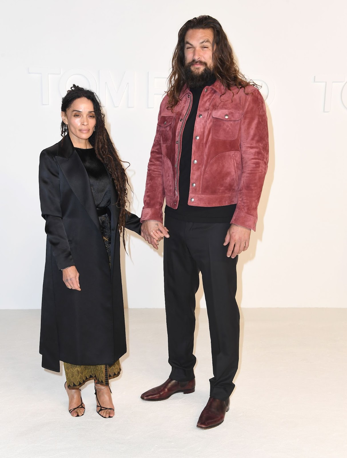 Jason Momoa und Lisa Bonet bei der Tom Ford AW20 Show am 7. Februar 2020 in Hollywood, Kalifornien. Die beiden, die für ihren einzigartigen Stil und ihre Chemie bekannt sind, sorgten bei der Veranstaltung für Aufsehen und unterstrichen damit ihre starke Verbindung und Jasons Bewunderung für Lisas zeitlosen Sinn für Mode. | Quelle: Getty Images