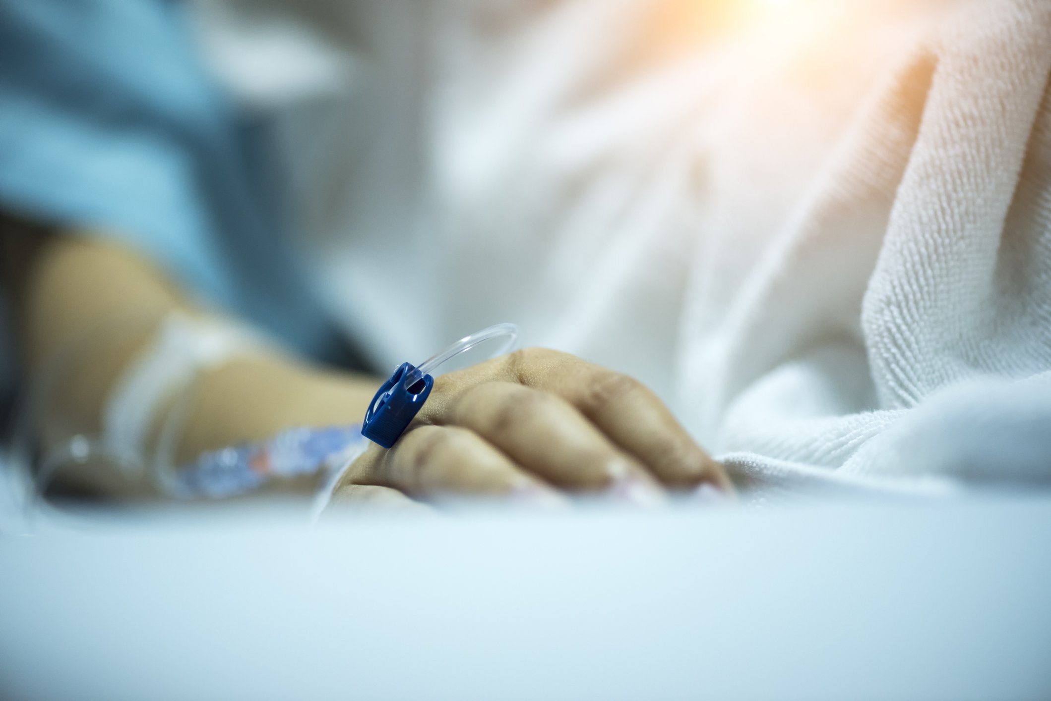 Hand eines Patienten im Krankenhaus | Quelle: Getty Images
