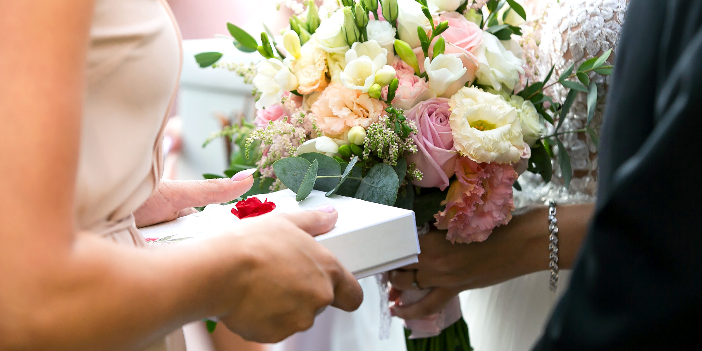 Eine Person, die einer Braut ein Geschenk macht | Quelle: Shutterstock