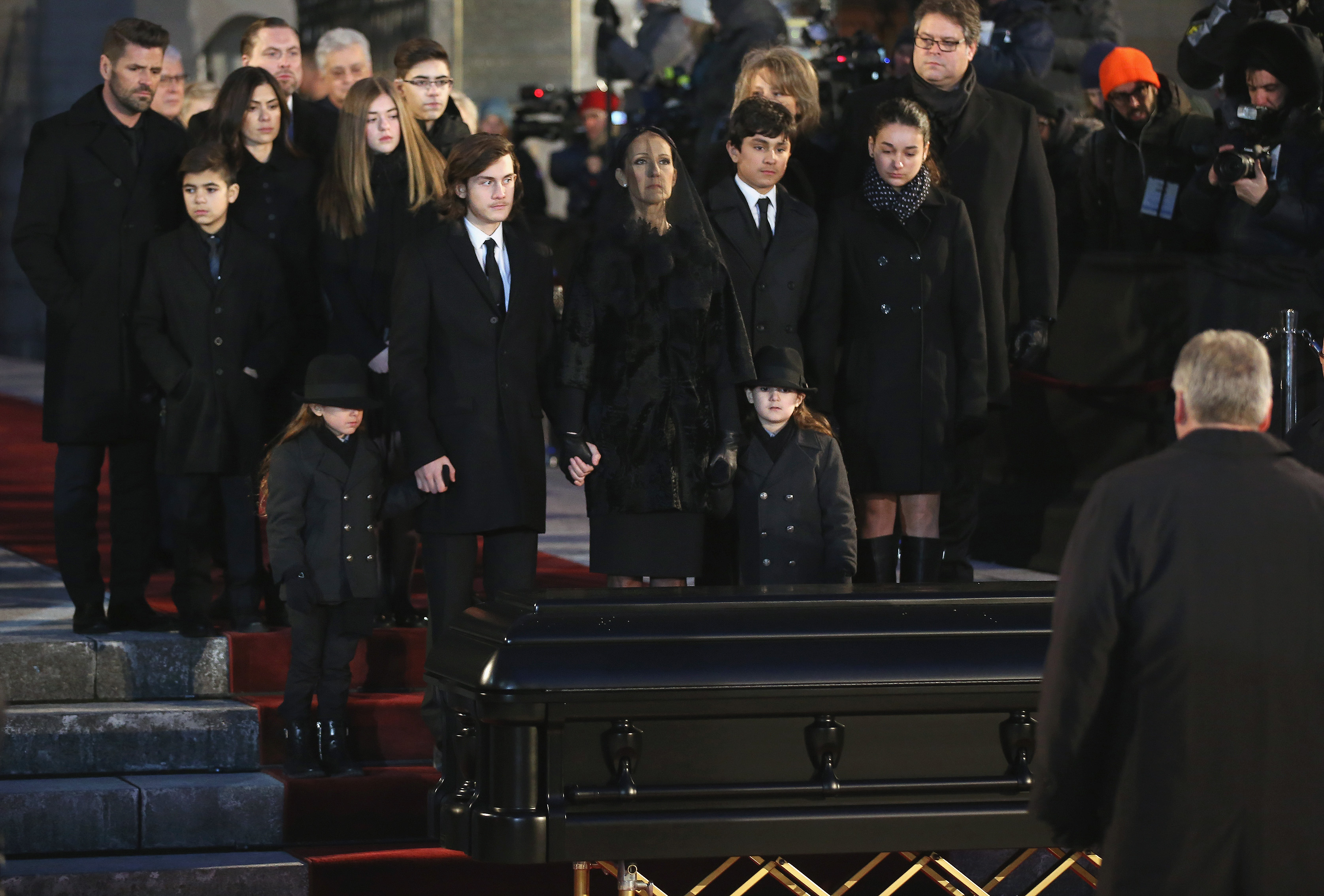 Celine Dion und ihre Kinder Rene-Charles Angelil, Eddy Angelil und Nelson Angelil nehmen an der Trauerfeier für Celine Dions Ehemann Rene Angelil in der Basilika Notre-Dame am 22. Januar 2016 in Montreal, Kanada, teil | Quelle: Getty Images