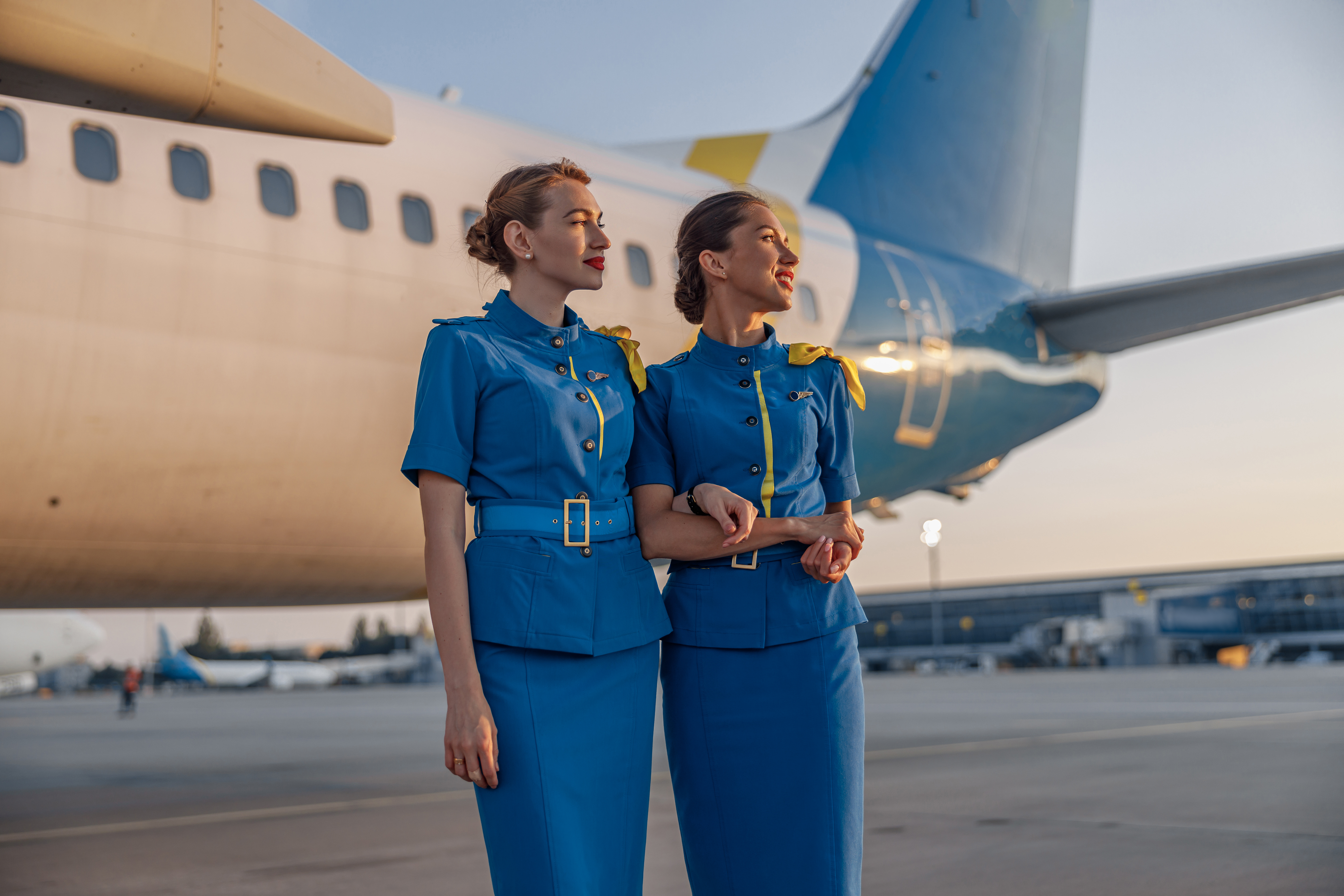 Zwei Flugbegleiterinnen | Quelle: Shutterstock