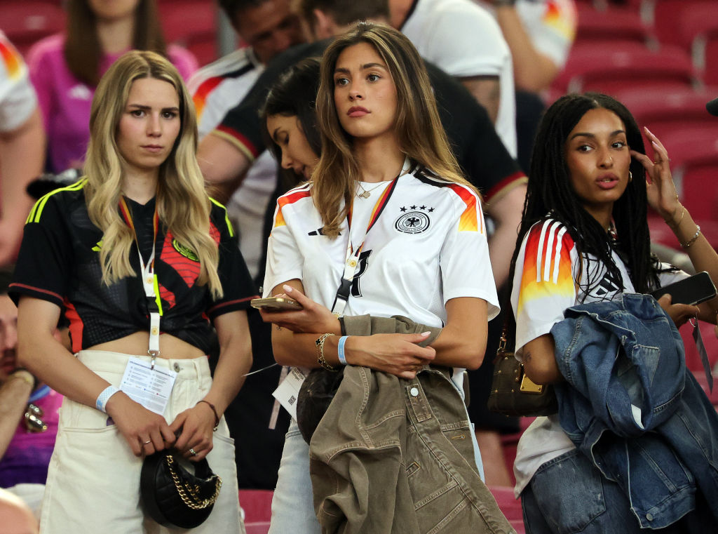 EM 2024: Spanien – Deutschland, 6. Juli 2024, Baden-Württemberg, Stuttgart: Fußball, UEFA-EM 2024, Europameisterschaft, Spanien – Deutschland, Endrunde, Viertelfinale, Stuttgart Arena: Anika Bissel (v. l. n. r.), Ehefrau des deutschen Torhüters Manuel Neuer, Sophia Weber, Freundin des deutschen Spielers Kai Havertz, und Aaliyah, Freundin des deutschen Spielers Florian Wirtz, stehen nach dem Spiel auf der Tribüne. | Quelle: Getty Images