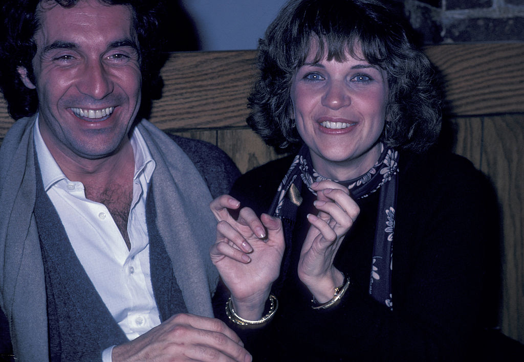 Bill Hudson und Cindy Williams bei der Abschlussparty für "Hysterical" am 1. Februar 1982 in Culver City, Kalifornien | Quelle: Getty Images