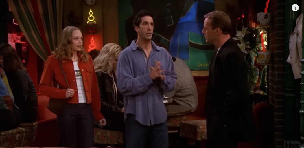 Alexandra Holden als Elizabeth Stevens, David Schwimmer als Ross Geller und Bruce Willis als Paul Stevens in einer „Friends“-Folge, hochgeladen am 4. Mai 2022 | Quelle: YouTube/TBS