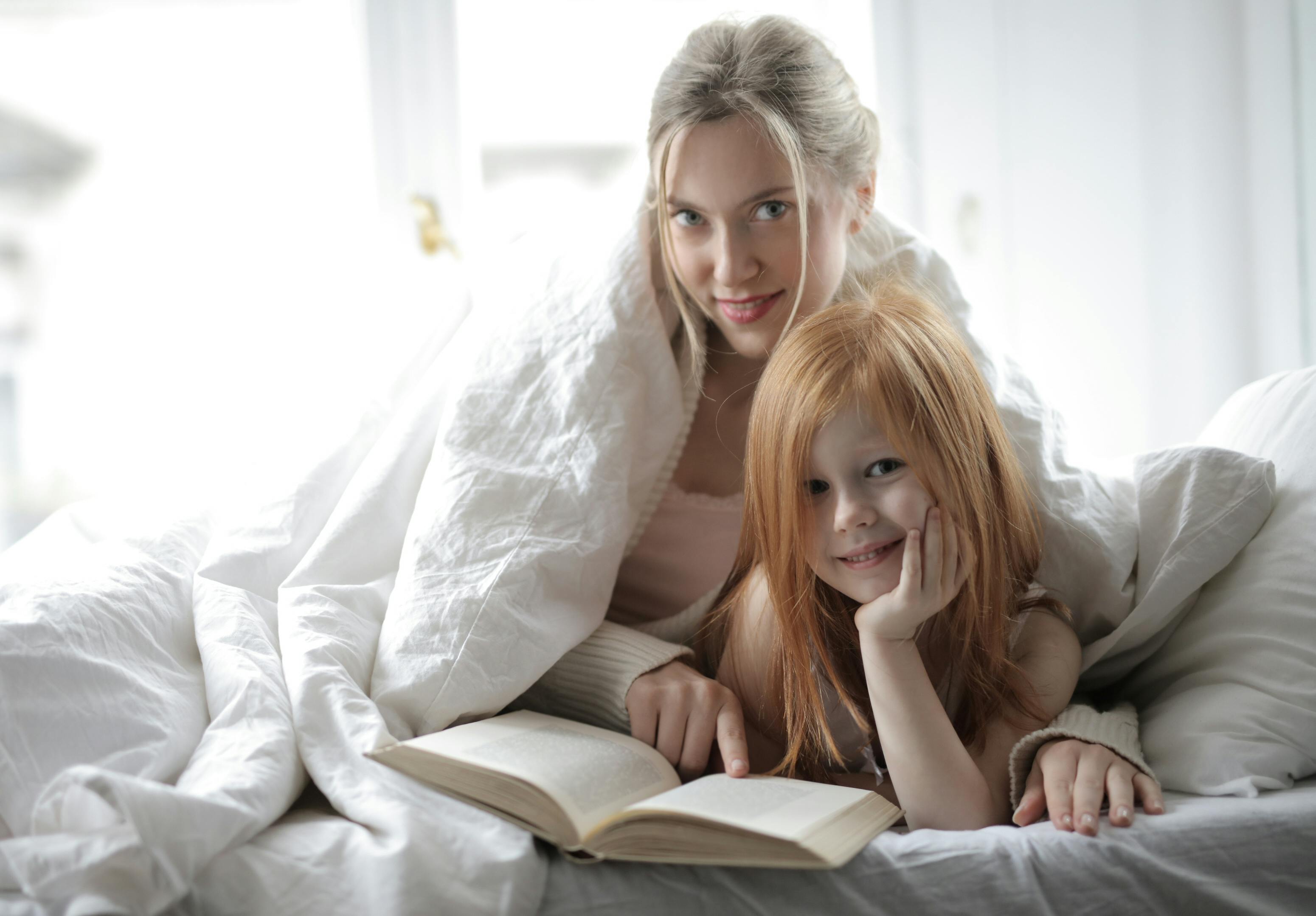 Eine Mutter und ihre Tochter lesen gemeinsam ein Buch | Quelle: Pexels