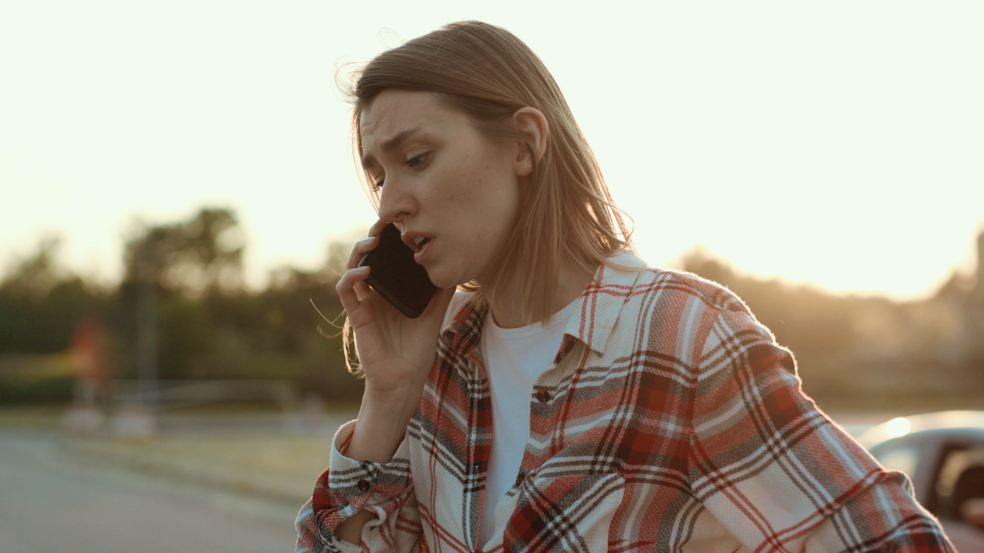 Eine besorgt dreinblickende Frau am Telefon | Shutterstock