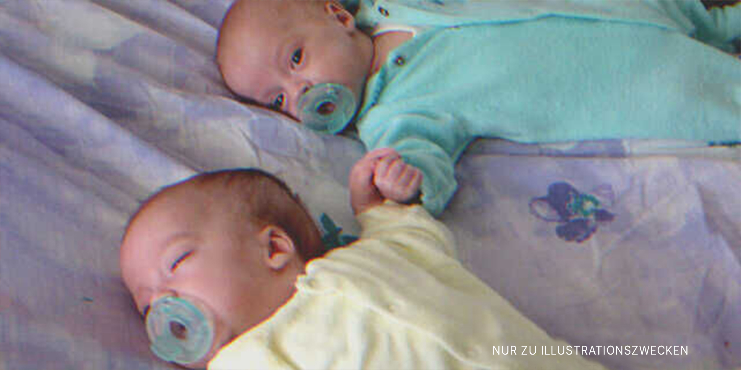 Neugeborene Zwillinge auf dem Bett | Quelle: Flickr/goldberg (CC BY 2.0)