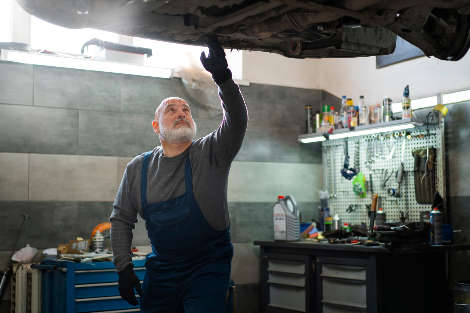 Ein Automechaniker bei der Inspektion eines Fahrzeugs | Quelle: Freepik