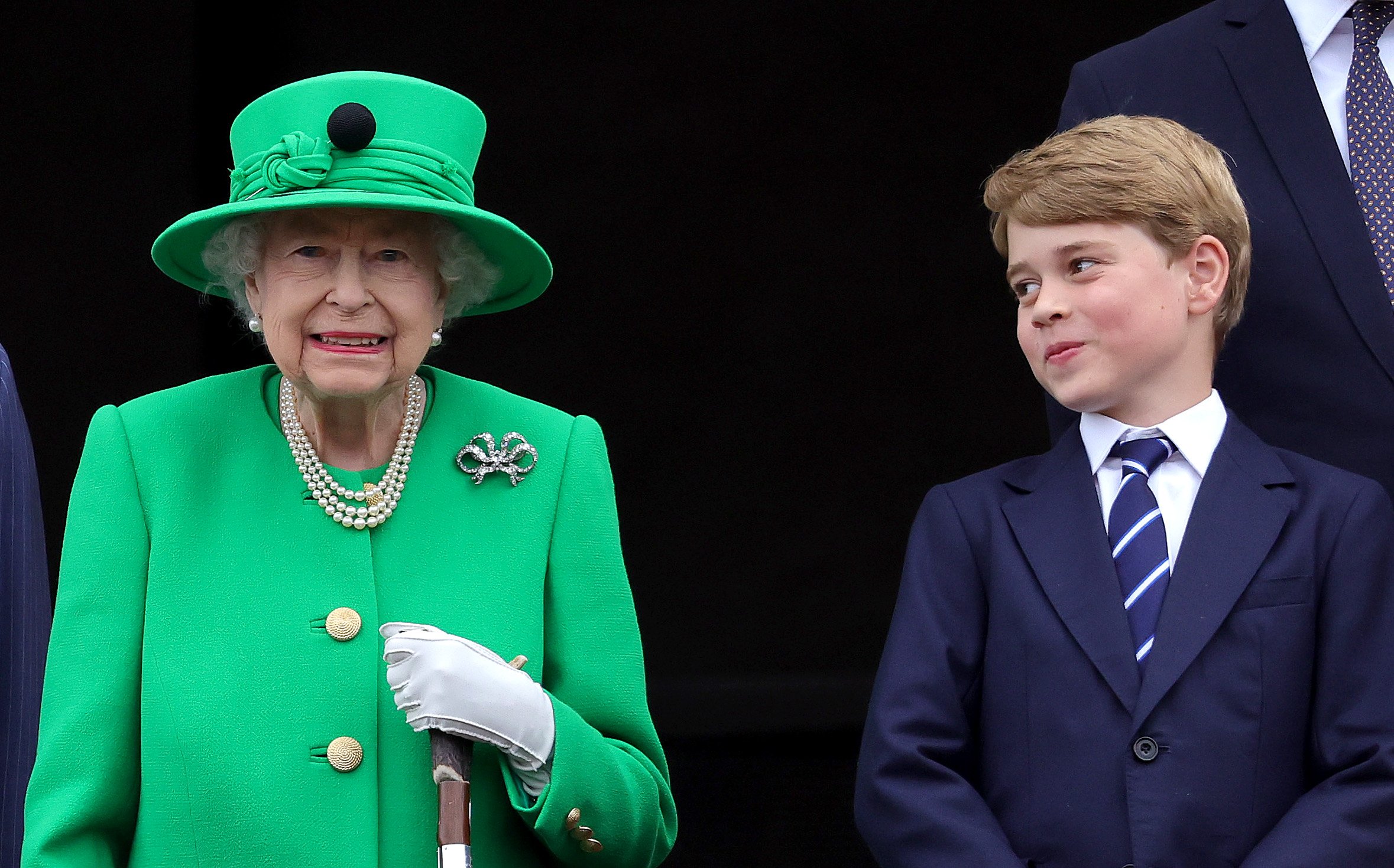 Königin Elizabeth II. und Prinz George von Cambridge auf dem Balkon des Buckingham Palasts während des Platinum Jubilee Pageant am 05. Juni 2022 in London, England | Quelle: Getty Images