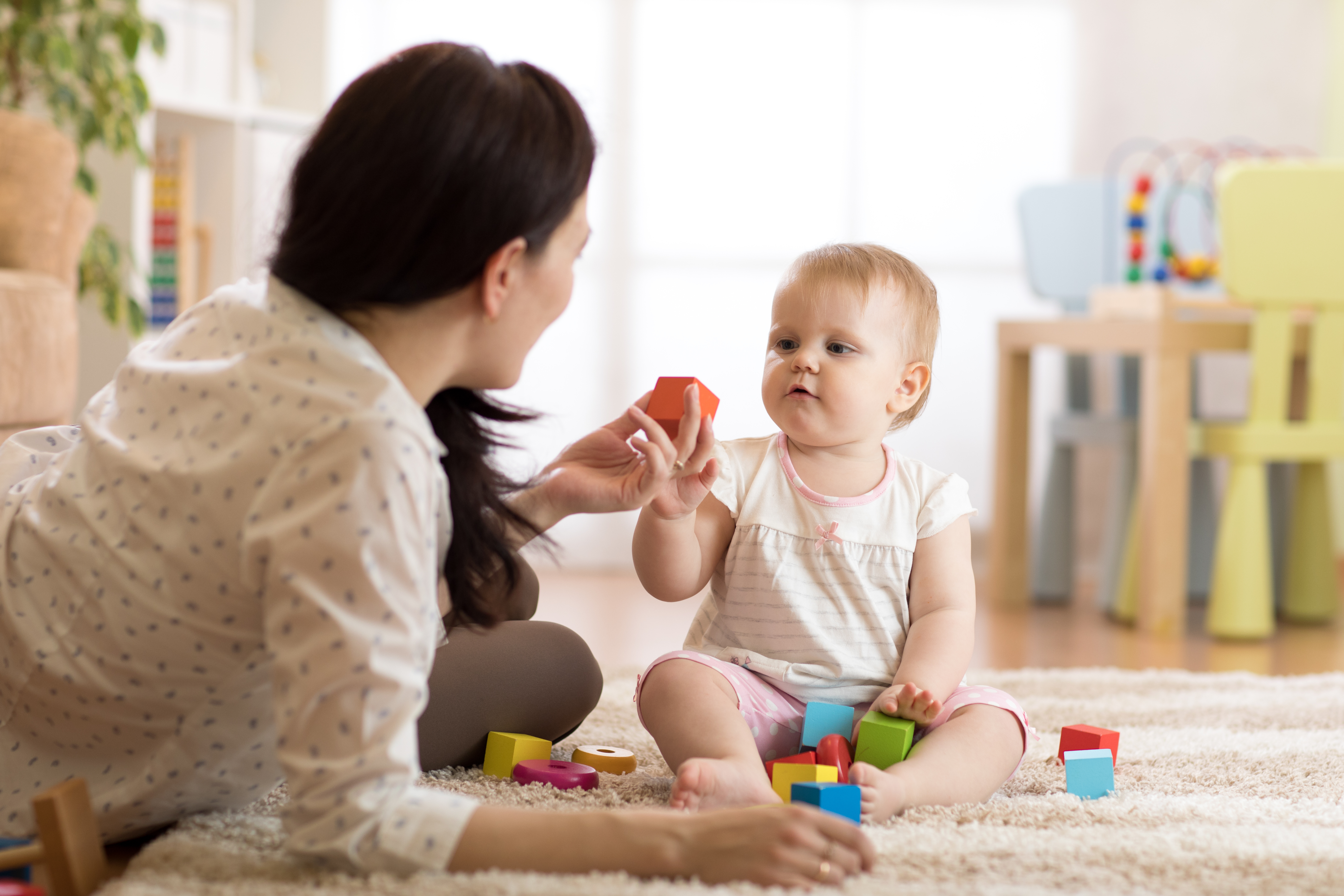 Ein Babysitter kümmert sich um ein Baby | Quelle: Shutterstock