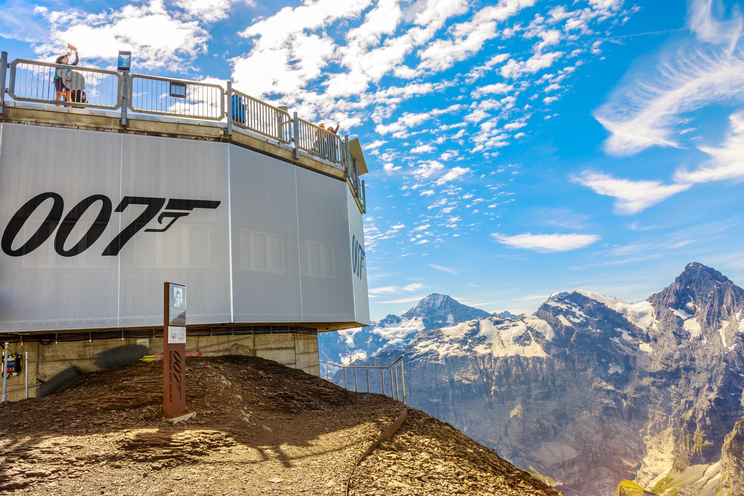 Eine Aussichtsplattform am Piz Gloria auf 2970 Metern, dem Gipfel des Schilthorns, der durch den James-Bond-Film 007 bekannt wurde, am 19. August 2020. | Quelle: Getty Images