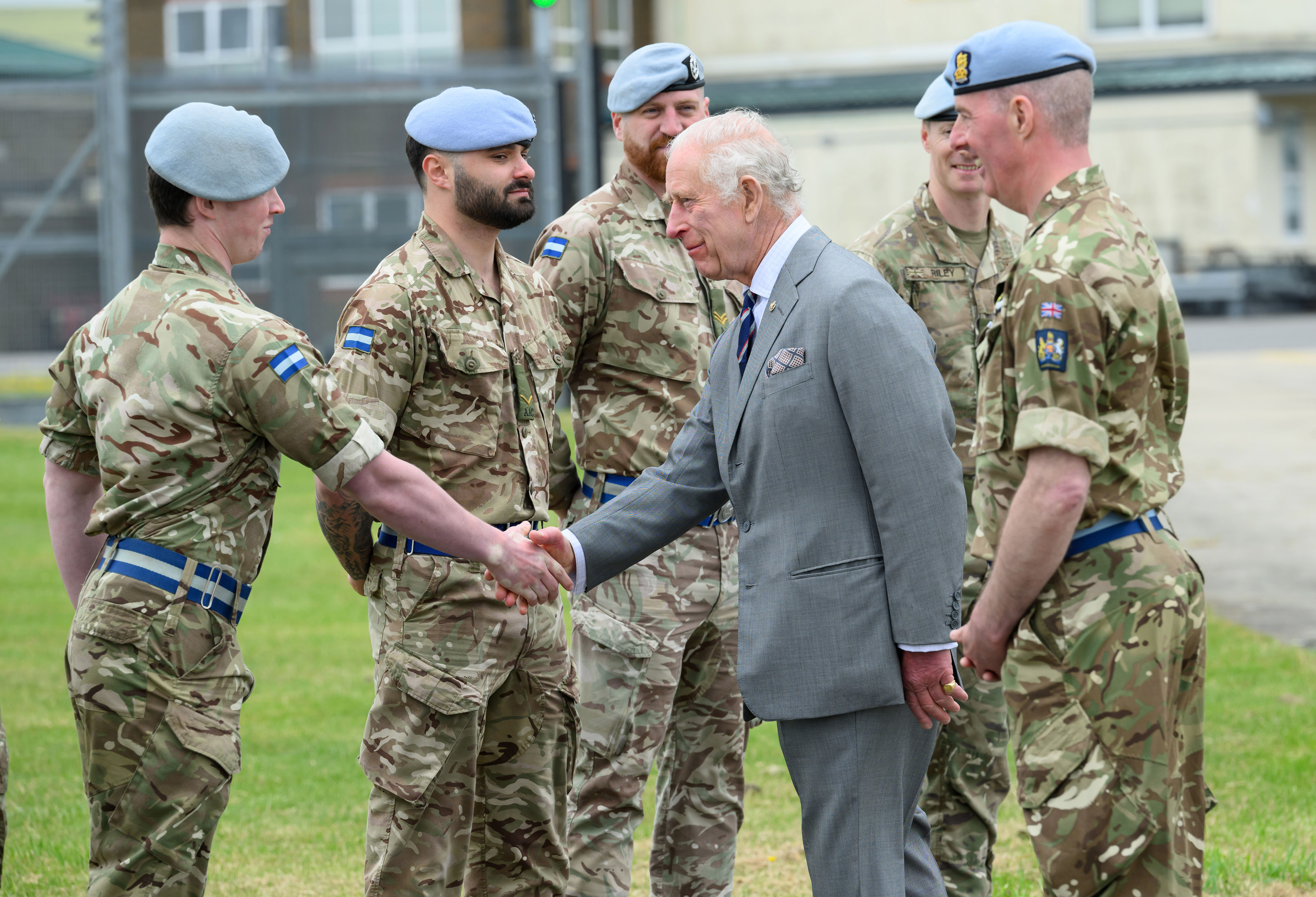 König Charles III. im Army Aviation Centre in Middle Wallop, Stockbridge, Vereinigtes Königreich, am 13. Mai 2024. | Quelle: Getty Images